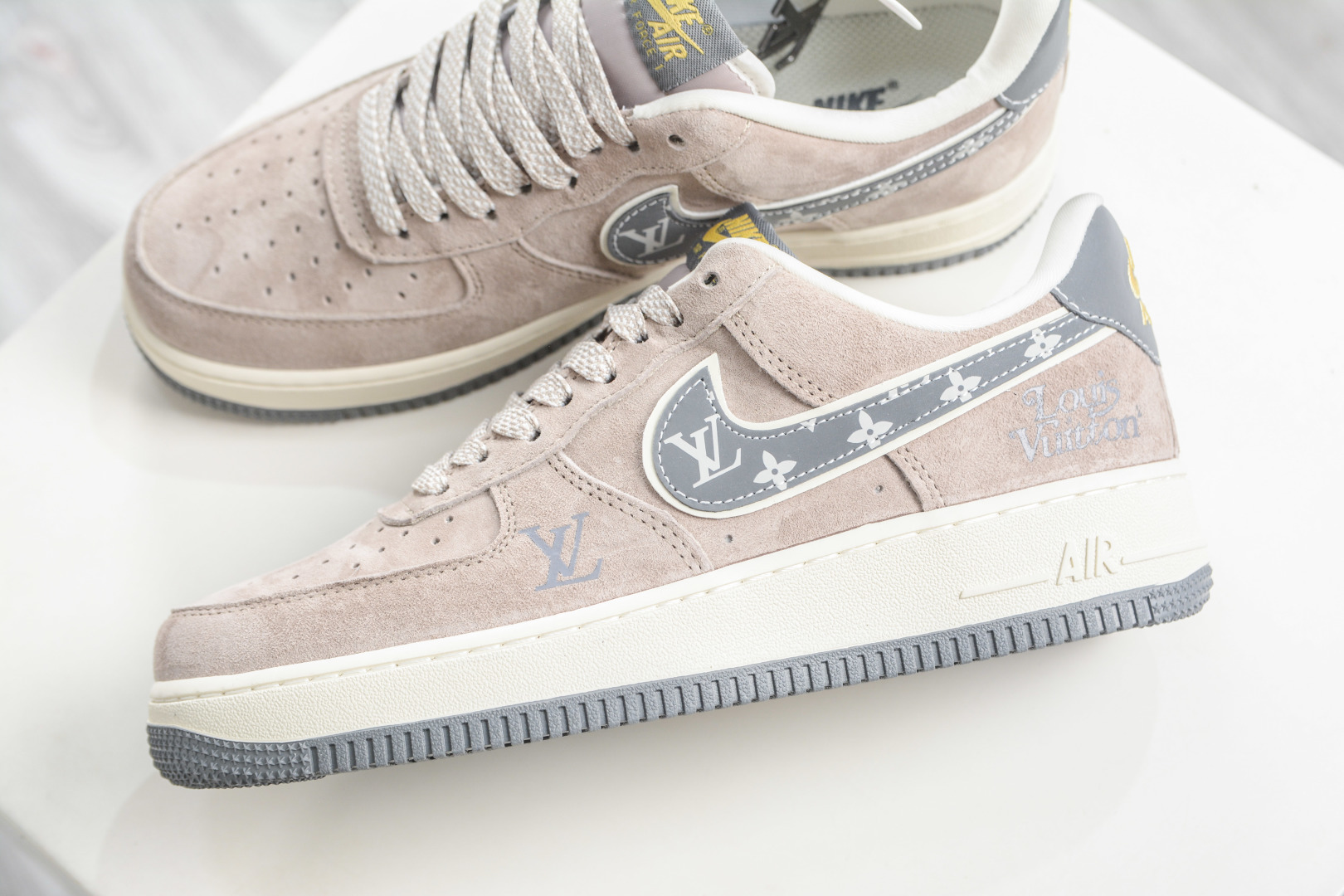 260 Nike Air Force 1 Low 07 x Louis Vuitton LV联名-老花麂皮 KL1688-003-Chinese UA Cheap High Quatity Brand Clothes Bags handbags Sneakers wholesale wholesaler seller from China Factory suppliers Fashion Clothing Shoes best Quality Beautiful Price 260 Nike Air Force 1 Low 07 x Louis Vuitton LV联名-老花麂皮 KL1688-003