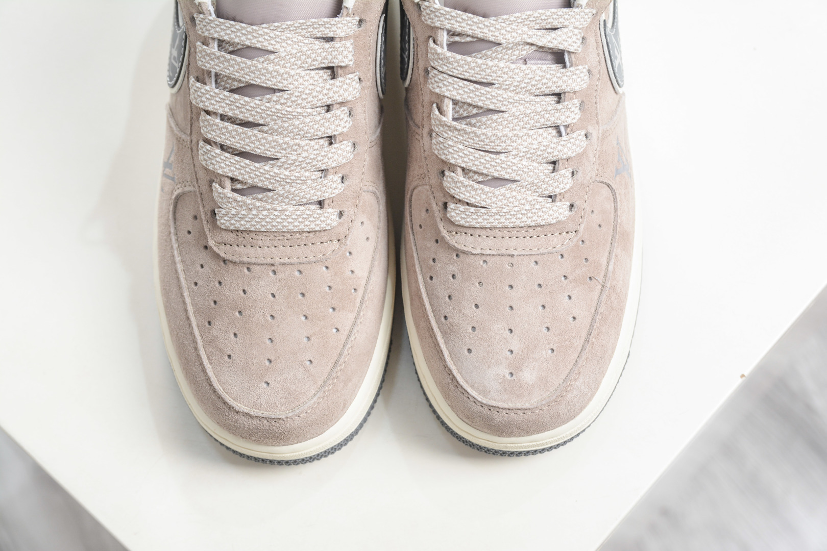 260 Nike Air Force 1 Low 07 x Louis Vuitton LV联名-老花麂皮 KL1688-003-Chinese UA Cheap High Quatity Brand Clothes Bags handbags Sneakers wholesale wholesaler seller from China Factory suppliers Fashion Clothing Shoes best Quality Beautiful Price 260 Nike Air Force 1 Low 07 x Louis Vuitton LV联名-老花麂皮 KL1688-003