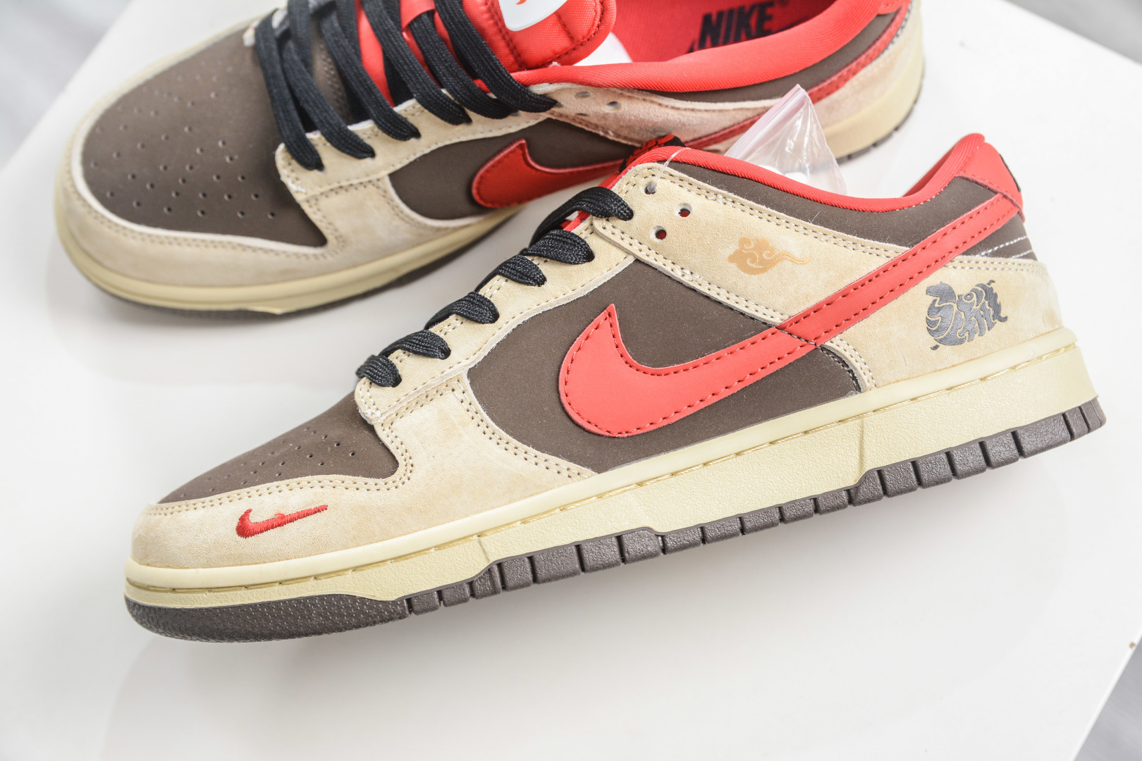 Nike SB Dunk Low 马年限定联名-深棕红勾 TX1688-022-Chinese wholesaler seller Clothes Bags handbags wholesale Shoes High Quatity wholesaler seller Cheap Sneakers from China Factory Chinese suppliers china wholesale clothing wholesaler seller Nike SB Dunk Low 马年限定联名-深棕红勾 TX1688-022