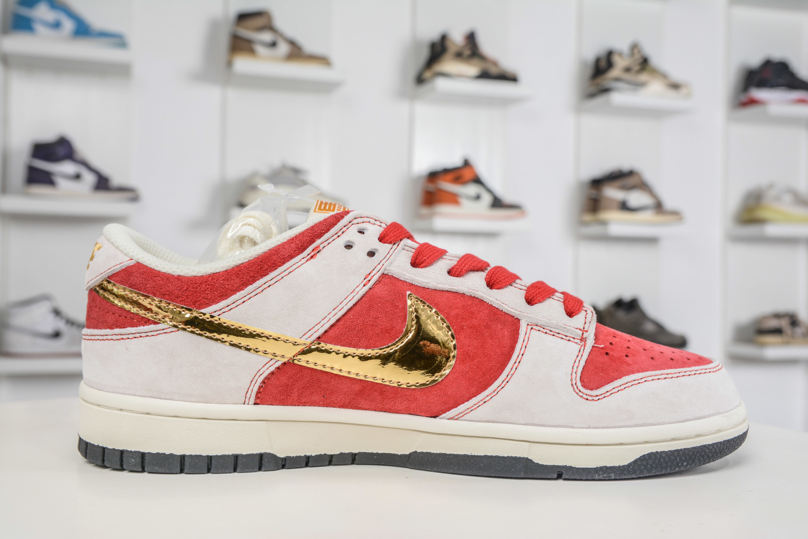 Nike SB Dunk Low 马年限定联名-米红金 DN3168-036