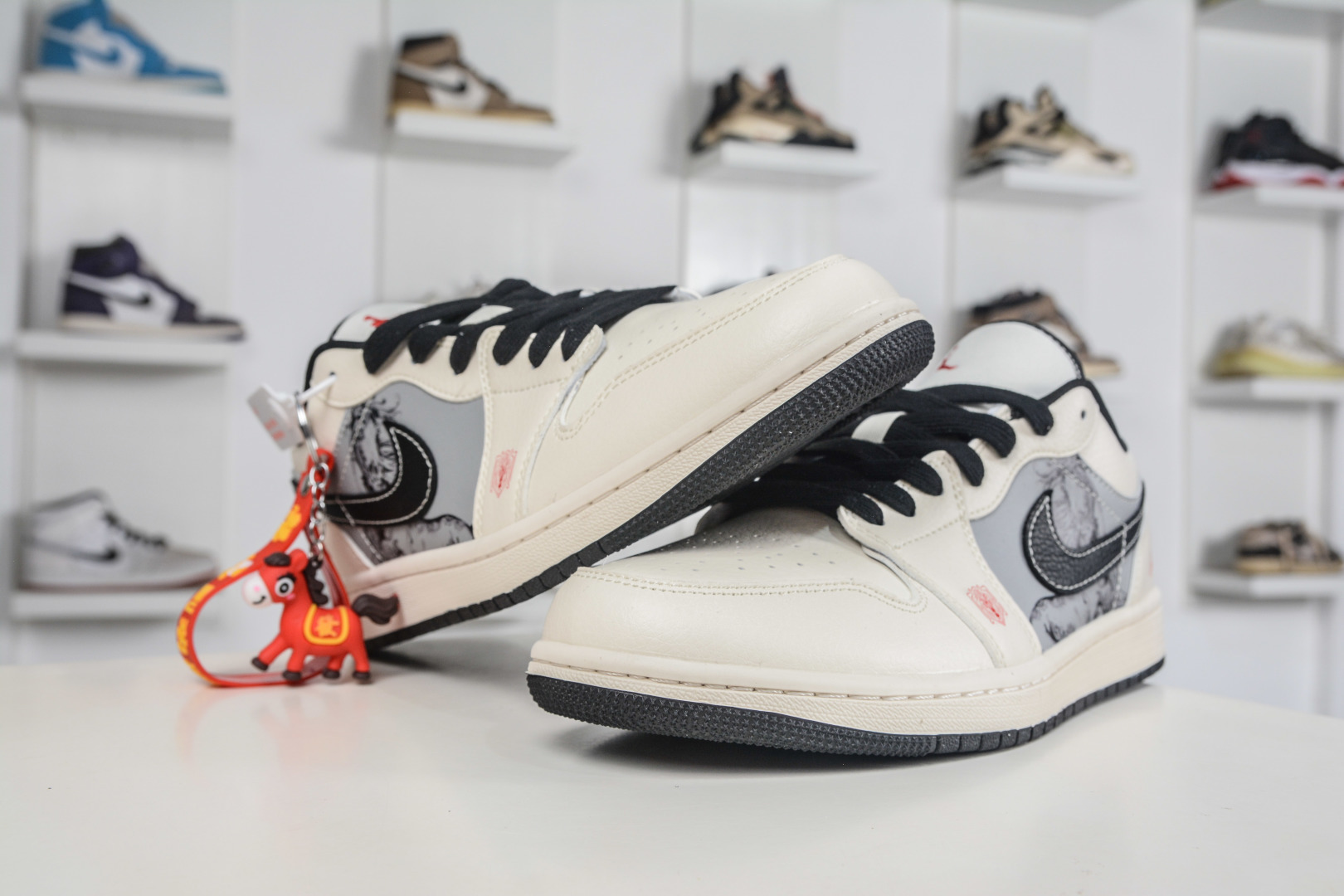 Air Jordan 1 Retro Low 马年限定联名-白灰踏马 FF9989-034-Top High Quatity Cheap Sneakers Fashion Clothing Clothes Bags handbags Shoes of all Brand wholesale With The best Quality And Beautiful Price from China Factory Chinese suppliers wholesaler seller Air Jordan 1 Retro Low 马年限定联名-白灰踏马 FF9989-034