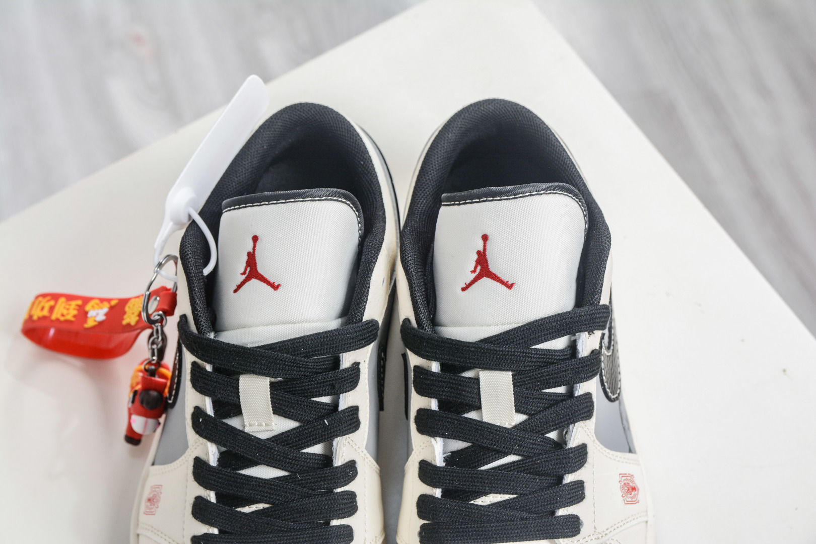 Air Jordan 1 Retro Low 马年限定联名-白灰踏马 FF9989-034-Top High Quatity Cheap Sneakers Fashion Clothing Clothes Bags handbags Shoes of all Brand wholesale With The best Quality And Beautiful Price from China Factory Chinese suppliers wholesaler seller Air Jordan 1 Retro Low 马年限定联名-白灰踏马 FF9989-034