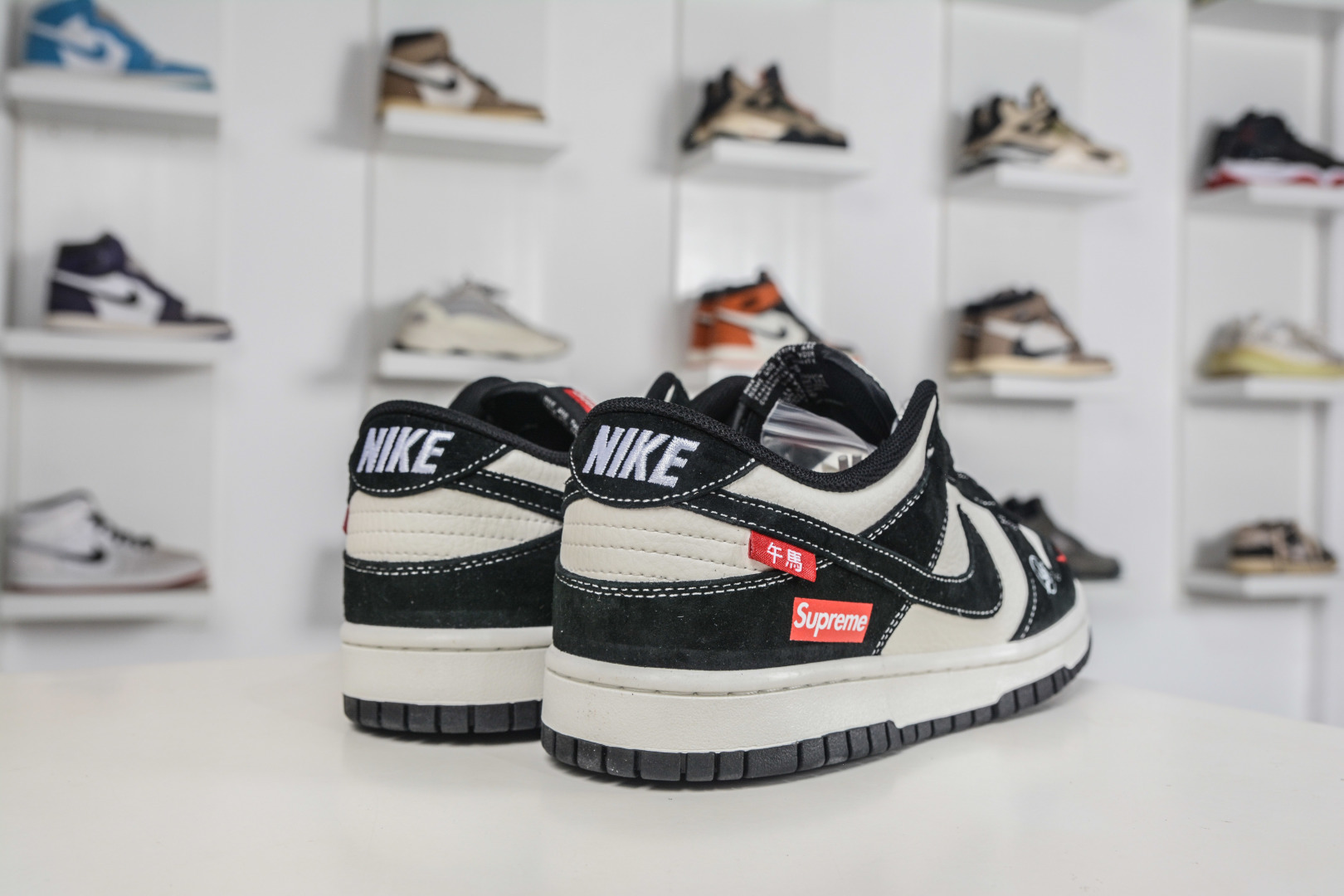 Nike SB Dunk Low x Superme SUP马年限定联名-米白黑 X25899-115-Top High Quatity Cheap Sneakers Fashion Clothing Clothes Bags handbags Shoes of all Brand wholesale With The best Quality And Beautiful Price from China Factory Chinese suppliers wholesaler seller Nike SB Dunk Low x Superme SUP马年限定联名-米白黑 X25899-115