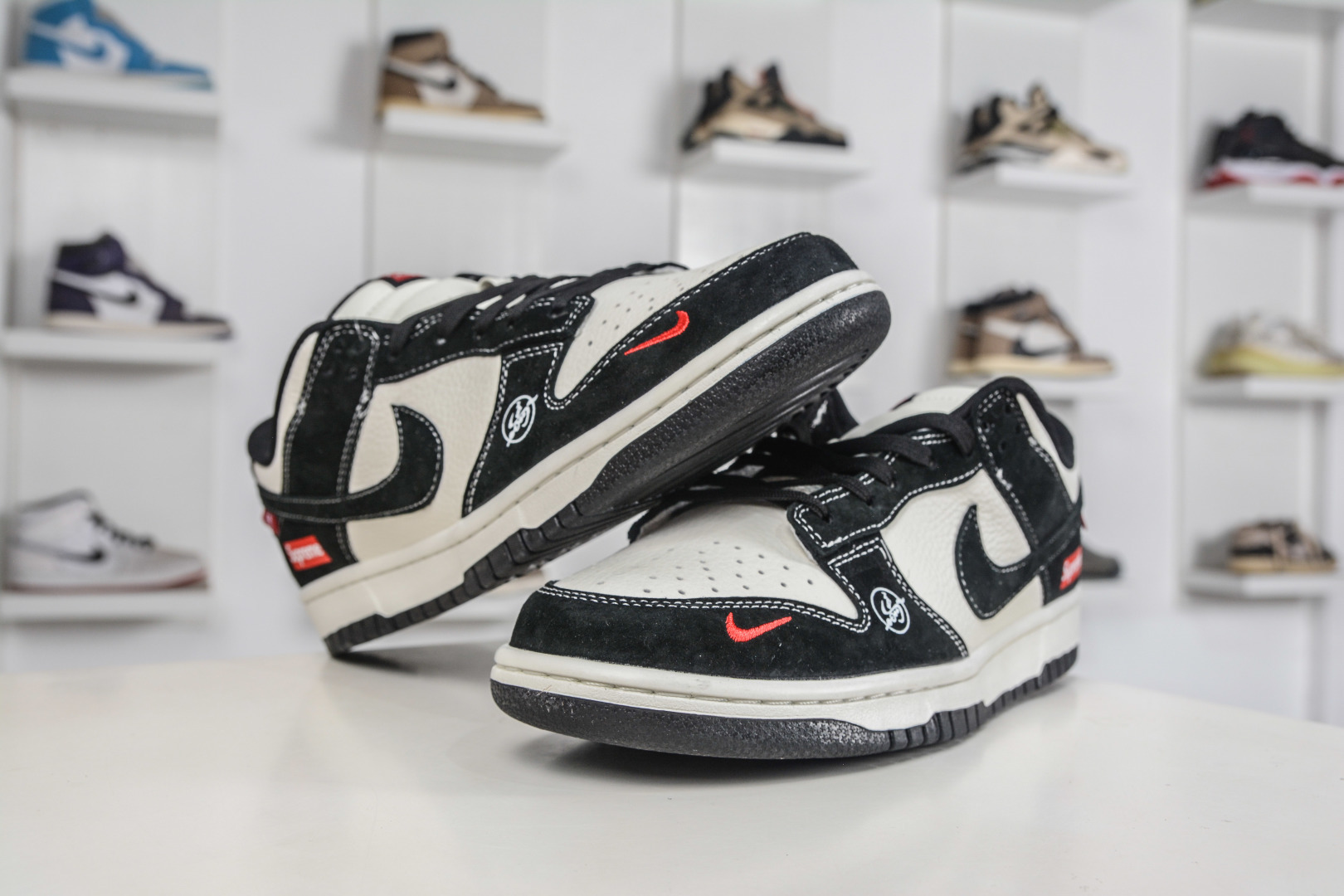 Nike SB Dunk Low x Superme SUP马年限定联名-米白黑 X25899-115-Top High Quatity Cheap Sneakers Fashion Clothing Clothes Bags handbags Shoes of all Brand wholesale With The best Quality And Beautiful Price from China Factory Chinese suppliers wholesaler seller Nike SB Dunk Low x Superme SUP马年限定联名-米白黑 X25899-115