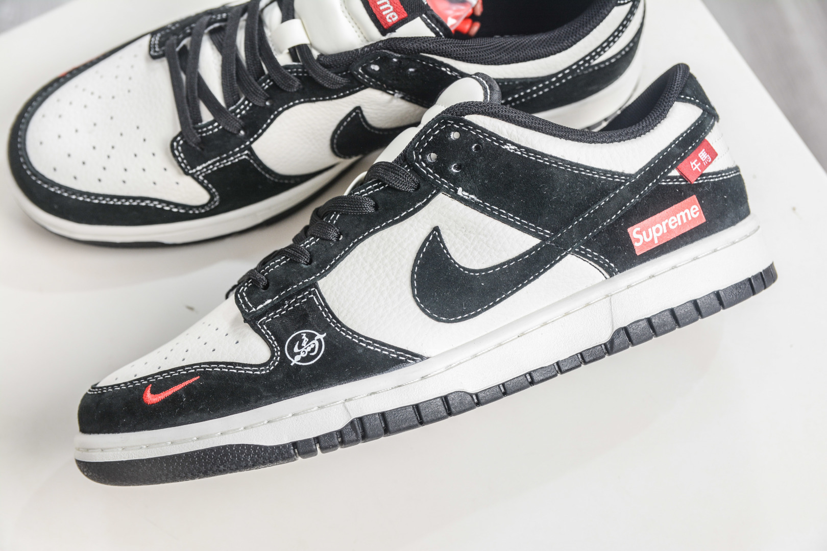 Nike SB Dunk Low x Superme SUP马年限定联名-米白黑 X25899-115-Top High Quatity Cheap Sneakers Fashion Clothing Clothes Bags handbags Shoes of all Brand wholesale With The best Quality And Beautiful Price from China Factory Chinese suppliers wholesaler seller Nike SB Dunk Low x Superme SUP马年限定联名-米白黑 X25899-115