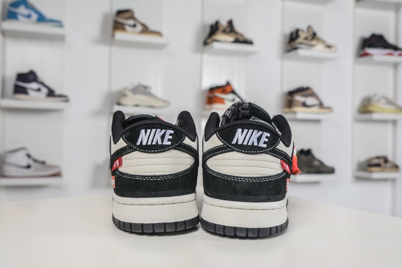 Nike SB Dunk Low x Superme SUP马年限定联名-米白黑 X25899-115-Top High Quatity Cheap Sneakers Fashion Clothing Clothes Bags handbags Shoes of all Brand wholesale With The best Quality And Beautiful Price from China Factory Chinese suppliers wholesaler seller Nike SB Dunk Low x Superme SUP马年限定联名-米白黑 X25899-115