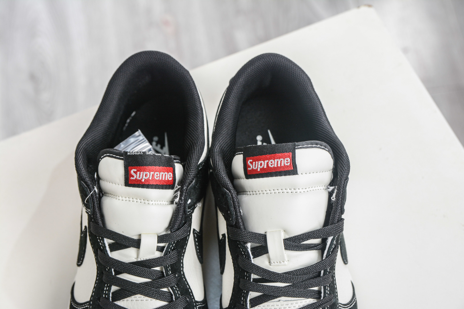 Nike SB Dunk Low x Superme SUP马年限定联名-米白黑 X25899-115-Top High Quatity Cheap Sneakers Fashion Clothing Clothes Bags handbags Shoes of all Brand wholesale With The best Quality And Beautiful Price from China Factory Chinese suppliers wholesaler seller Nike SB Dunk Low x Superme SUP马年限定联名-米白黑 X25899-115
