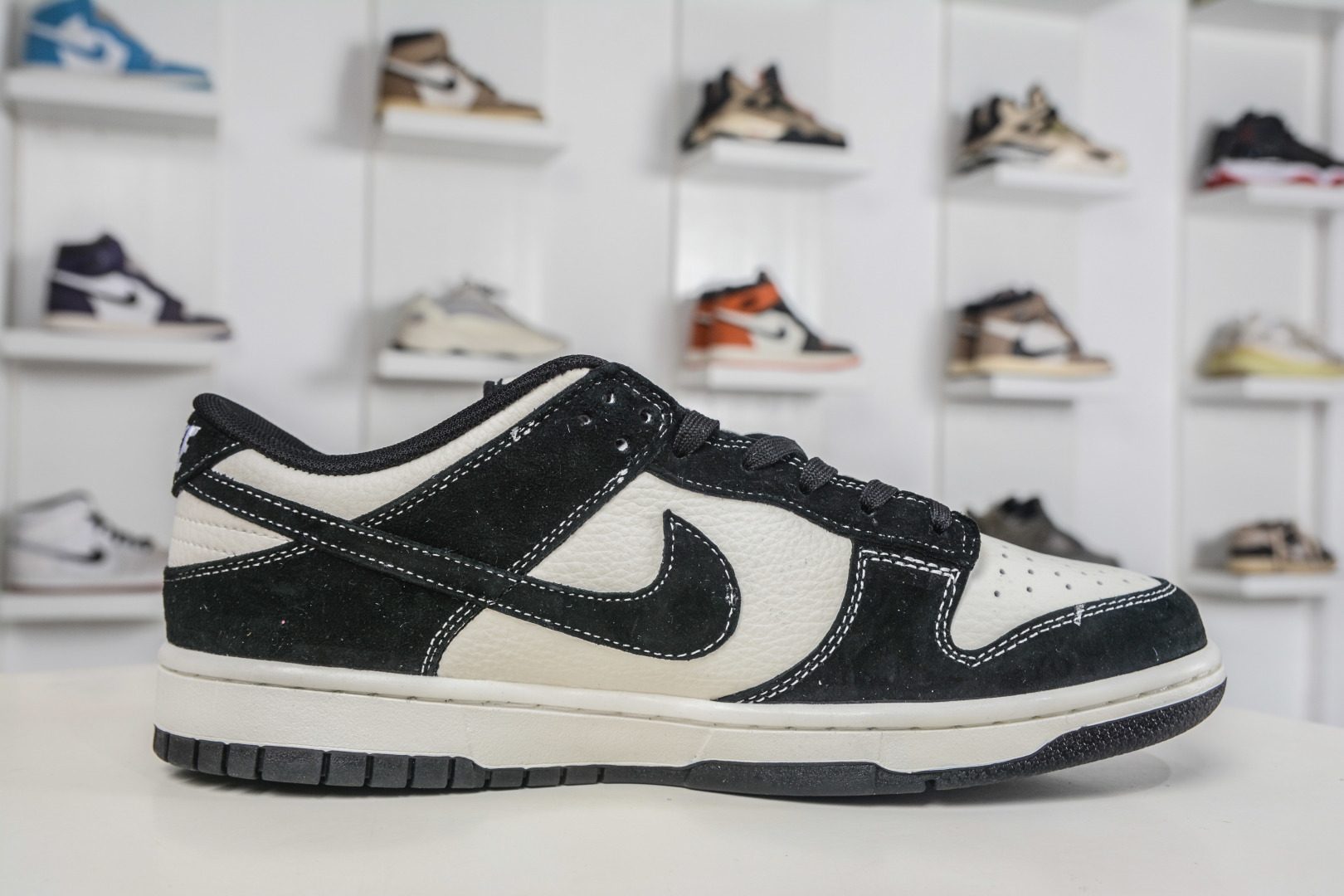 Nike SB Dunk Low x Superme SUP马年限定联名-米白黑 X25899-115-Top High Quatity Cheap Sneakers Fashion Clothing Clothes Bags handbags Shoes of all Brand wholesale With The best Quality And Beautiful Price from China Factory Chinese suppliers wholesaler seller Nike SB Dunk Low x Superme SUP马年限定联名-米白黑 X25899-115
