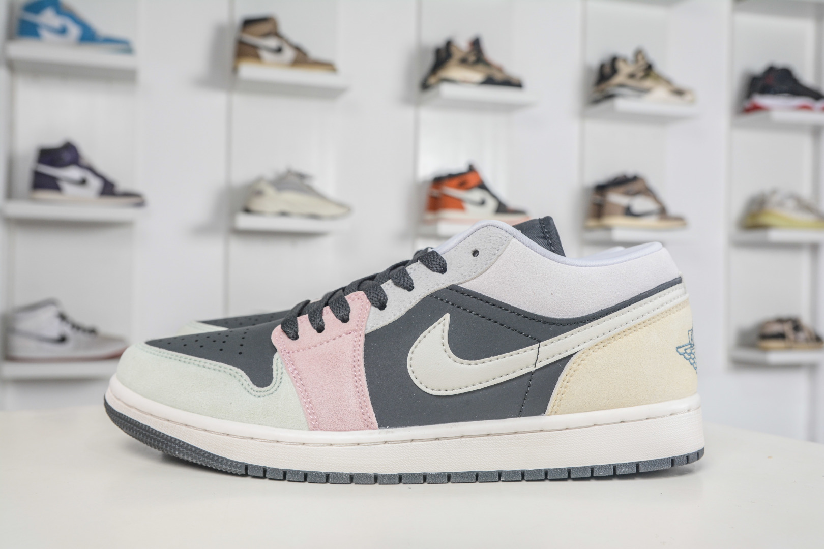 Air Jordan 1 Low AJ1 : IB7109 004
Taglia 36 36.5 37.5 38 38.5 39 40 40.5 41 42 42.5 43 44 45 46