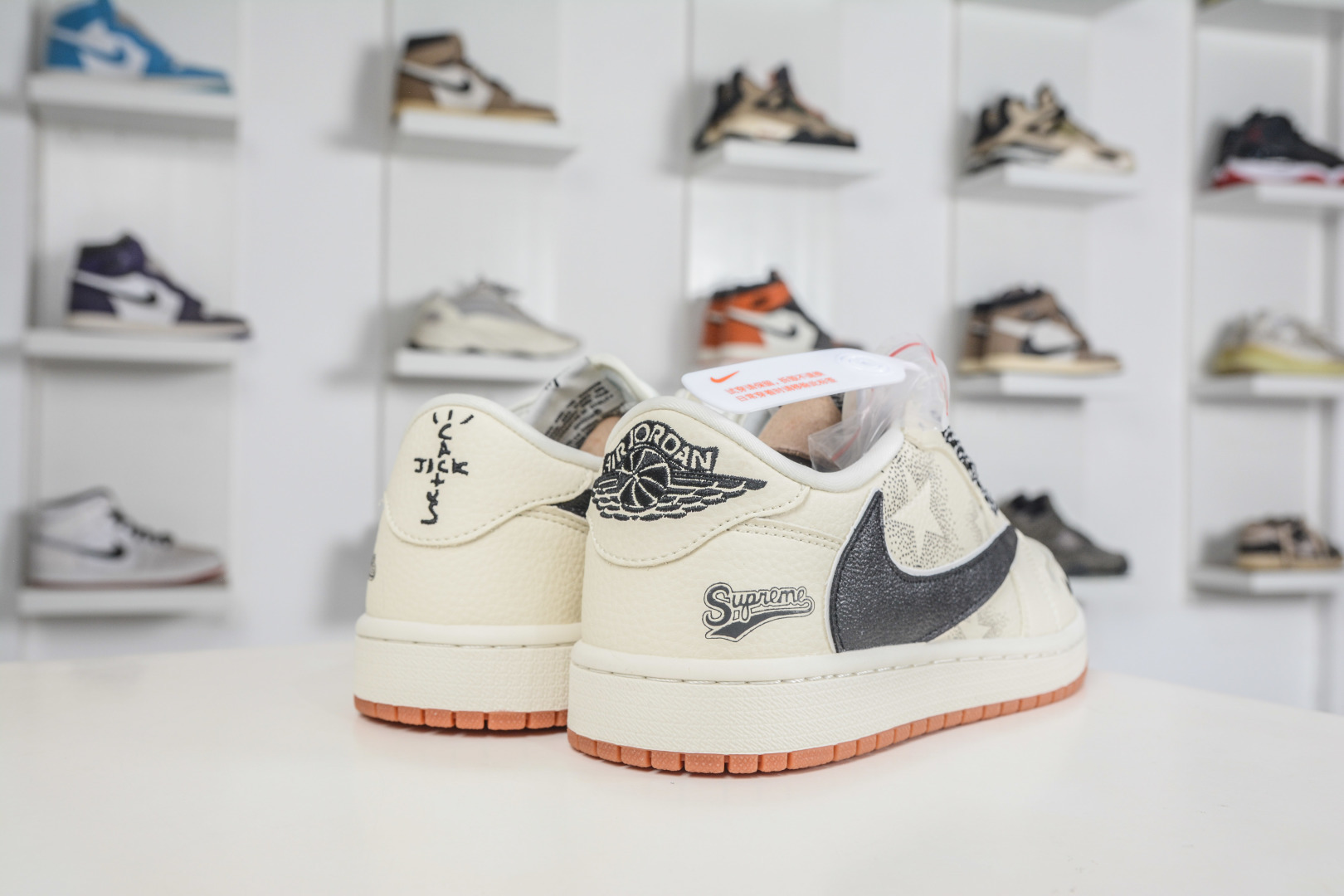 Supreme x Travis Scott x Air Jordan 1 Low乔丹1代低帮倒钩Sup联名-米黑 LD2028-073-Top High Quatity Cheap Sneakers Fashion Clothing Clothes Bags handbags Shoes of all Brand wholesale With The best Quality And Beautiful Price from China Factory Chinese suppliers wholesaler seller Supreme x Travis Scott x Air Jordan 1 Low乔丹1代低帮倒钩Sup联名-米黑 LD2028-073