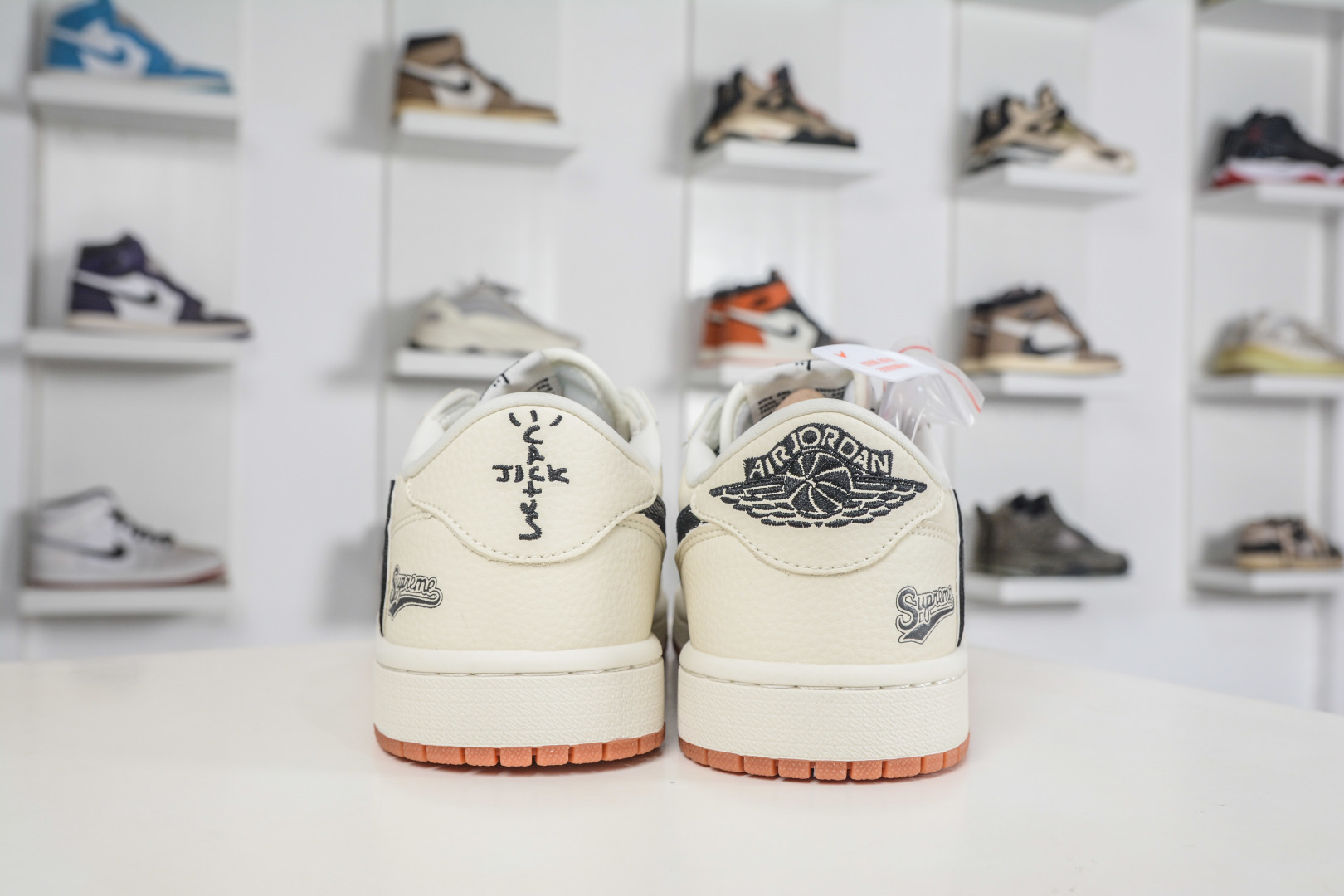 Supreme x Travis Scott x Air Jordan 1 Low乔丹1代低帮倒钩Sup联名-米黑 LD2028-073-Top High Quatity Cheap Sneakers Fashion Clothing Clothes Bags handbags Shoes of all Brand wholesale With The best Quality And Beautiful Price from China Factory Chinese suppliers wholesaler seller Supreme x Travis Scott x Air Jordan 1 Low乔丹1代低帮倒钩Sup联名-米黑 LD2028-073