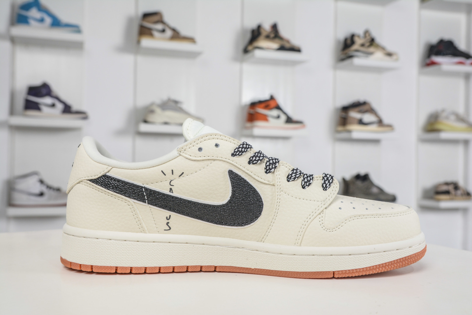 Supreme x Travis Scott x Air Jordan 1 Low乔丹1代低帮倒钩Sup联名-米黑 LD2028-073-Top High Quatity Cheap Sneakers Fashion Clothing Clothes Bags handbags Shoes of all Brand wholesale With The best Quality And Beautiful Price from China Factory Chinese suppliers wholesaler seller Supreme x Travis Scott x Air Jordan 1 Low乔丹1代低帮倒钩Sup联名-米黑 LD2028-073