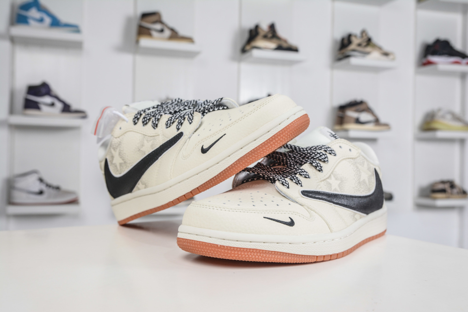 Supreme x Travis Scott x Air Jordan 1 Low乔丹1代低帮倒钩Sup联名-米黑 LD2028-073-Top High Quatity Cheap Sneakers Fashion Clothing Clothes Bags handbags Shoes of all Brand wholesale With The best Quality And Beautiful Price from China Factory Chinese suppliers wholesaler seller Supreme x Travis Scott x Air Jordan 1 Low乔丹1代低帮倒钩Sup联名-米黑 LD2028-073