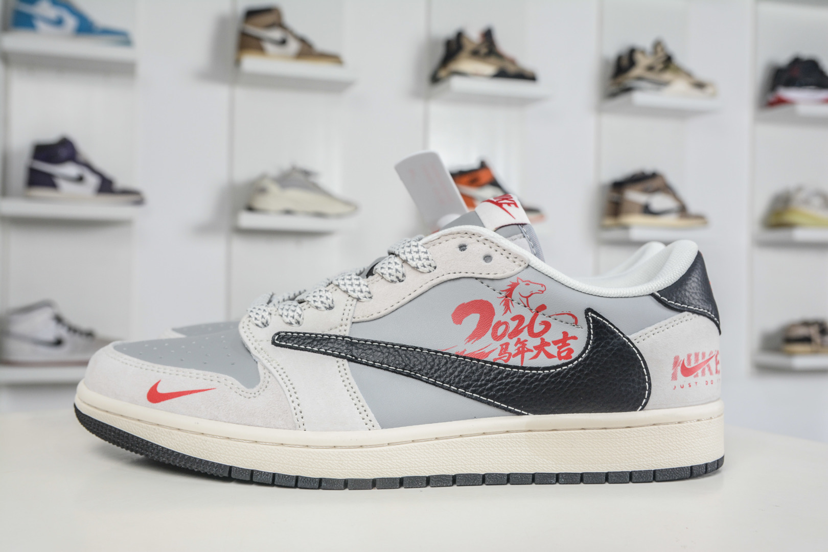 270 TS x Air Jordan AJ1 Low 倒钩低帮马年限定-米灰黑 JP2026-117-Chinese UA Cheap High Quatity Brand Clothes Bags handbags Sneakers wholesale wholesaler seller from China Factory suppliers Fashion Clothing Shoes best Quality Beautiful Price 270 TS x Air Jordan AJ1 Low 倒钩低帮马年限定-米灰黑 JP2026-117
