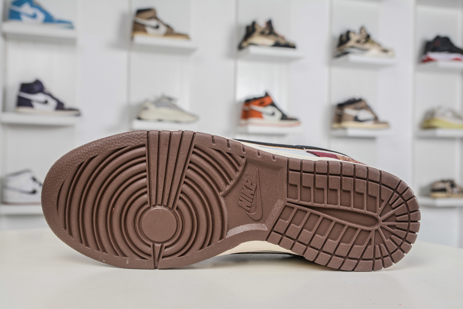 270 Nike SB Dunk Low 马年限定联名-酒红黑金 QW5288-108