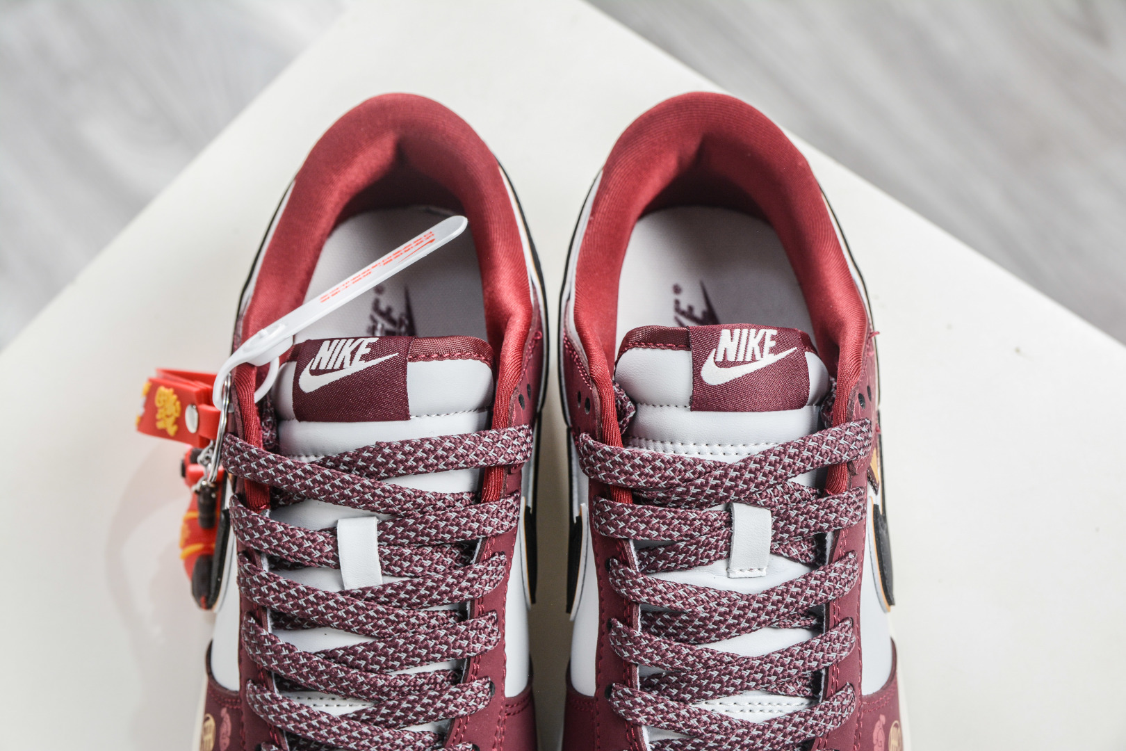270 Nike SB Dunk Low 马年限定联名-酒红黑金 QW5288-108