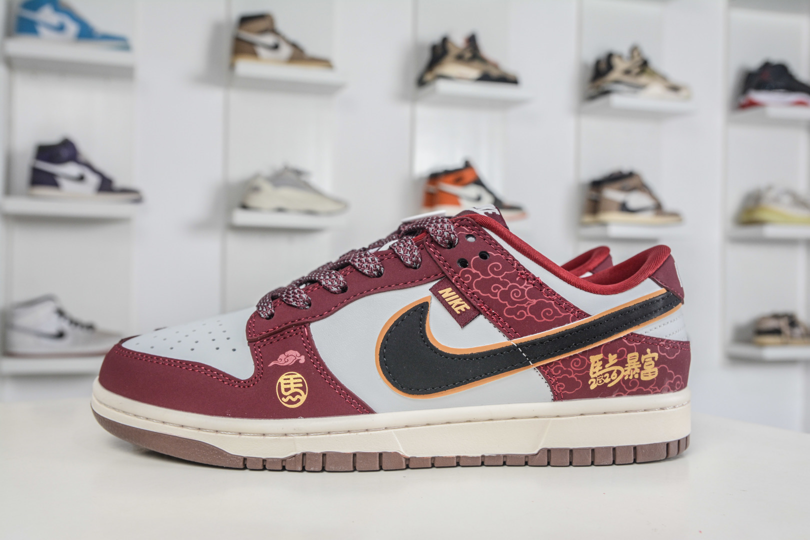 270 Nike SB Dunk Low 马年限定联名-酒红黑金 QW5288-108
