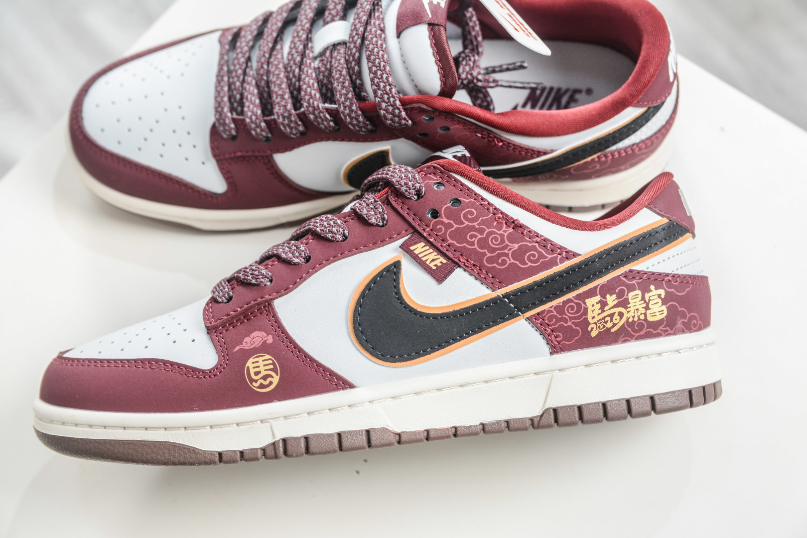 270 Nike SB Dunk Low 马年限定联名-酒红黑金 QW5288-108