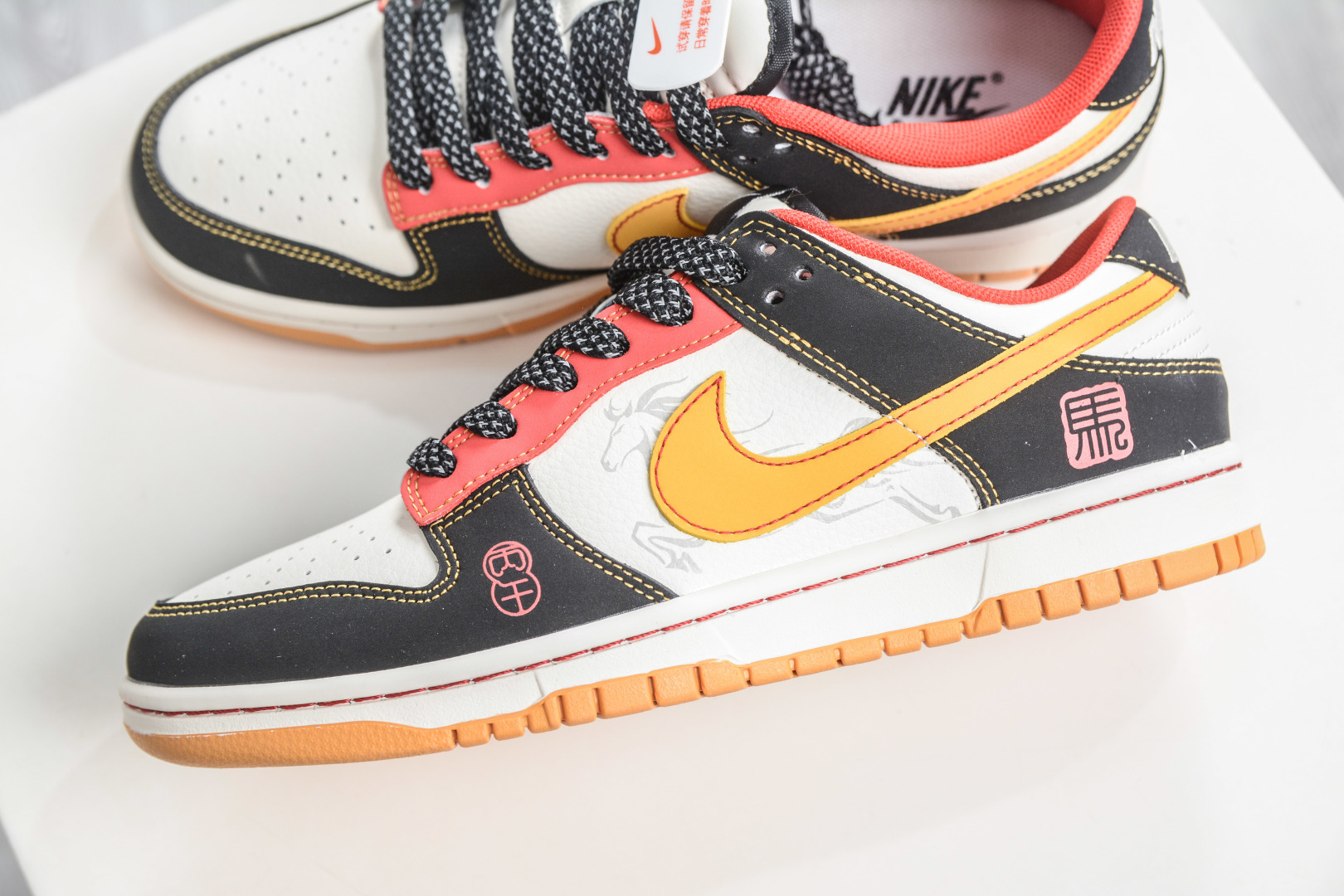 Nike SB Dunk Low 马年限定联名-黑金红 QW5288-107