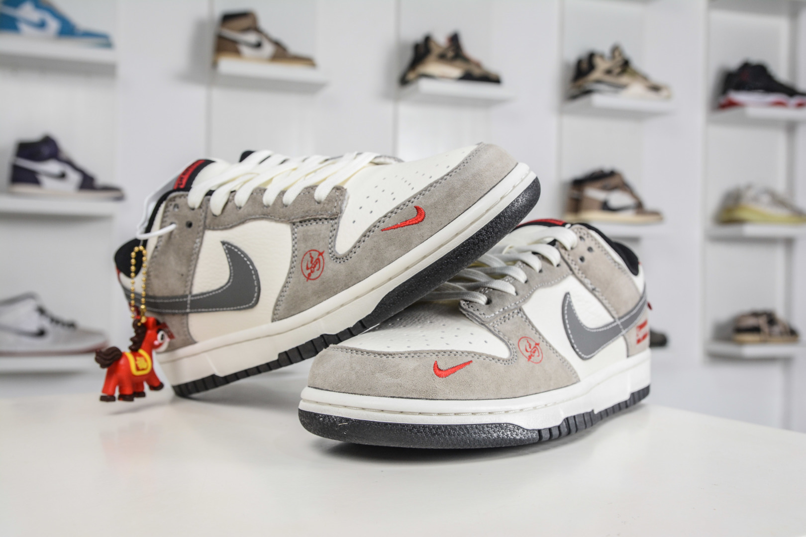 270 Nike SB Dunk Low x Superme SUP马年限定联名-灰白麂皮 XZ5899-113-Chinese UA Cheap High Quatity Brand Clothes Bags handbags Sneakers wholesale wholesaler seller from China Factory suppliers Fashion Clothing Shoes best Quality Beautiful Price 270 Nike SB Dunk Low x Superme SUP马年限定联名-灰白麂皮 XZ5899-113