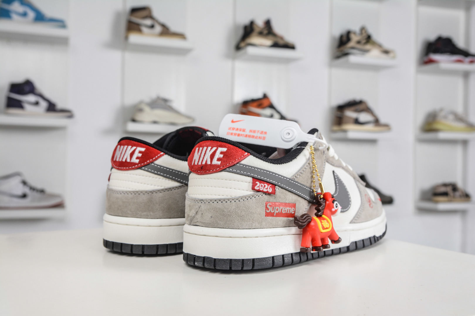 270 Nike SB Dunk Low x Superme SUP马年限定联名-灰白麂皮 XZ5899-113-Chinese UA Cheap High Quatity Brand Clothes Bags handbags Sneakers wholesale wholesaler seller from China Factory suppliers Fashion Clothing Shoes best Quality Beautiful Price 270 Nike SB Dunk Low x Superme SUP马年限定联名-灰白麂皮 XZ5899-113