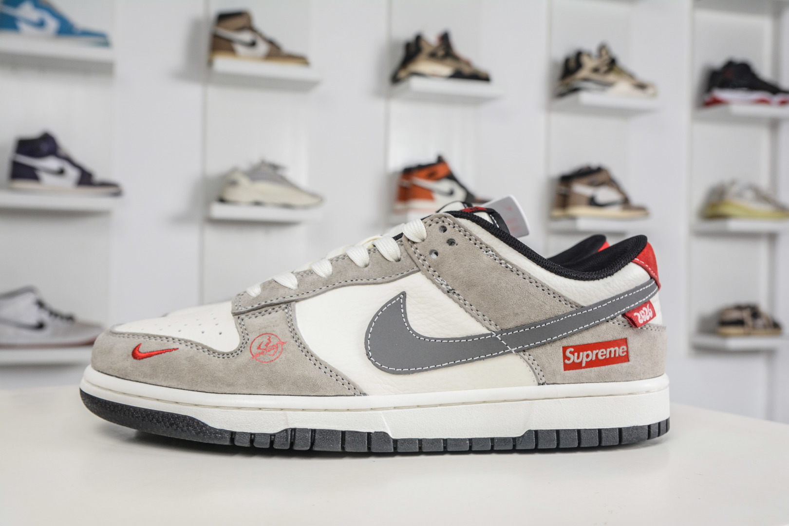 270 Nike SB Dunk Low x Superme SUP马年限定联名-灰白麂皮 XZ5899-113-Chinese UA Cheap High Quatity Brand Clothes Bags handbags Sneakers wholesale wholesaler seller from China Factory suppliers Fashion Clothing Shoes best Quality Beautiful Price 270 Nike SB Dunk Low x Superme SUP马年限定联名-灰白麂皮 XZ5899-113