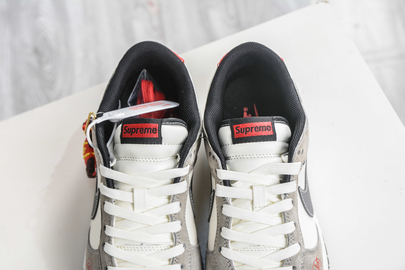270 Nike SB Dunk Low x Superme SUP马年限定联名-灰白麂皮 XZ5899-113-Chinese UA Cheap High Quatity Brand Clothes Bags handbags Sneakers wholesale wholesaler seller from China Factory suppliers Fashion Clothing Shoes best Quality Beautiful Price 270 Nike SB Dunk Low x Superme SUP马年限定联名-灰白麂皮 XZ5899-113