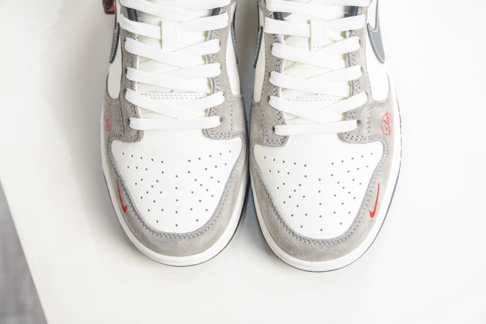 270 Nike SB Dunk Low x Superme SUP马年限定联名-灰白麂皮 XZ5899-113-Chinese UA Cheap High Quatity Brand Clothes Bags handbags Sneakers wholesale wholesaler seller from China Factory suppliers Fashion Clothing Shoes best Quality Beautiful Price 270 Nike SB Dunk Low x Superme SUP马年限定联名-灰白麂皮 XZ5899-113