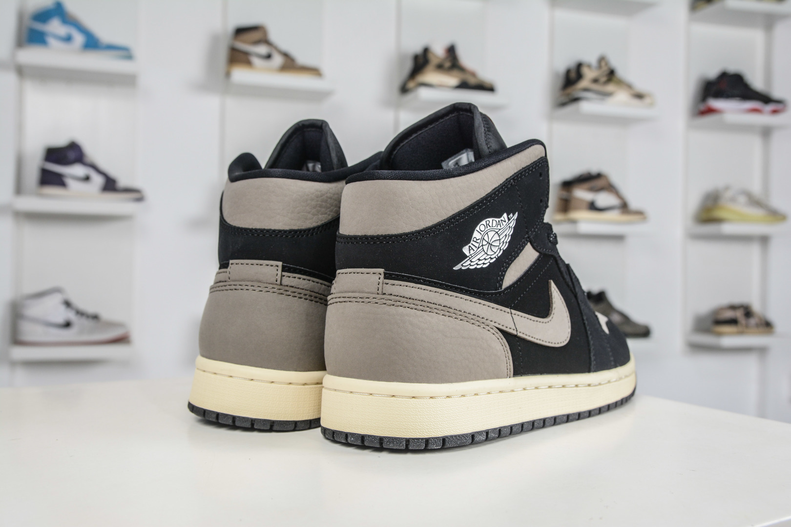 Air Jordan AJ1 Mid 中帮 棕黑 IB7110-002-Top High Quatity Cheap Sneakers Fashion Clothing Clothes Bags handbags Shoes of all Brand wholesale With The best Quality And Beautiful Price from China Factory Chinese suppliers wholesaler seller Air Jordan AJ1 Mid 中帮 棕黑 IB7110-002