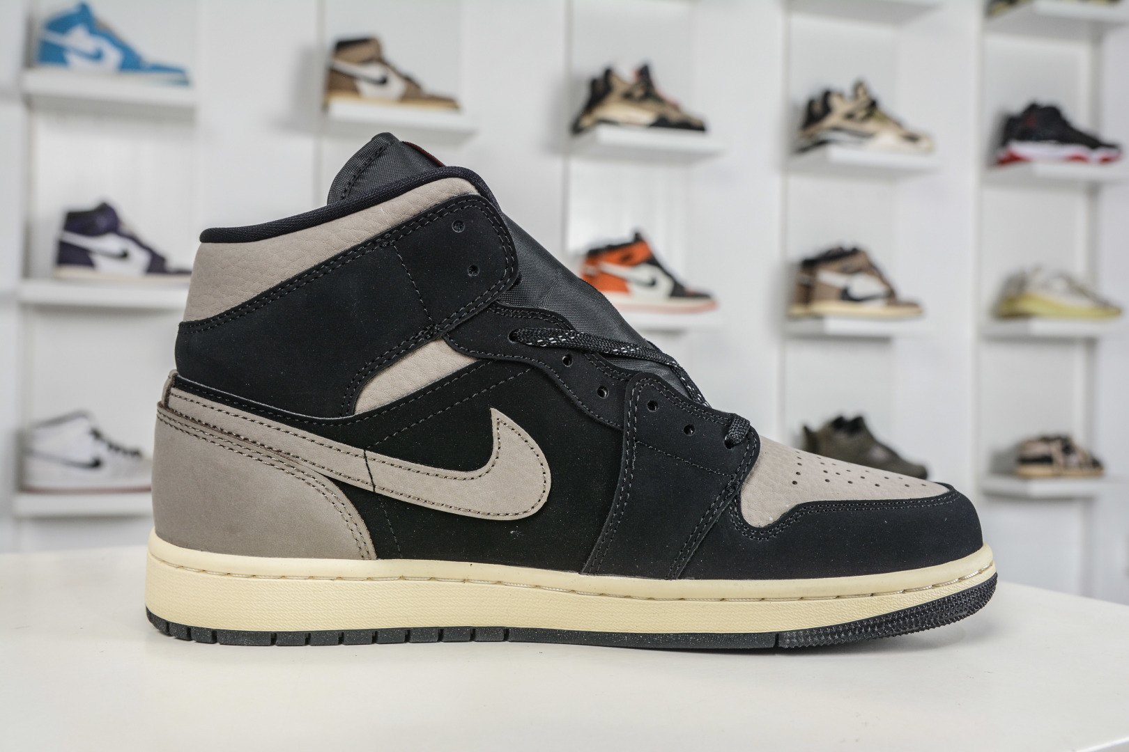 Air Jordan AJ1 Mid 中帮 棕黑 IB7110-002-Top High Quatity Cheap Sneakers Fashion Clothing Clothes Bags handbags Shoes of all Brand wholesale With The best Quality And Beautiful Price from China Factory Chinese suppliers wholesaler seller Air Jordan AJ1 Mid 中帮 棕黑 IB7110-002
