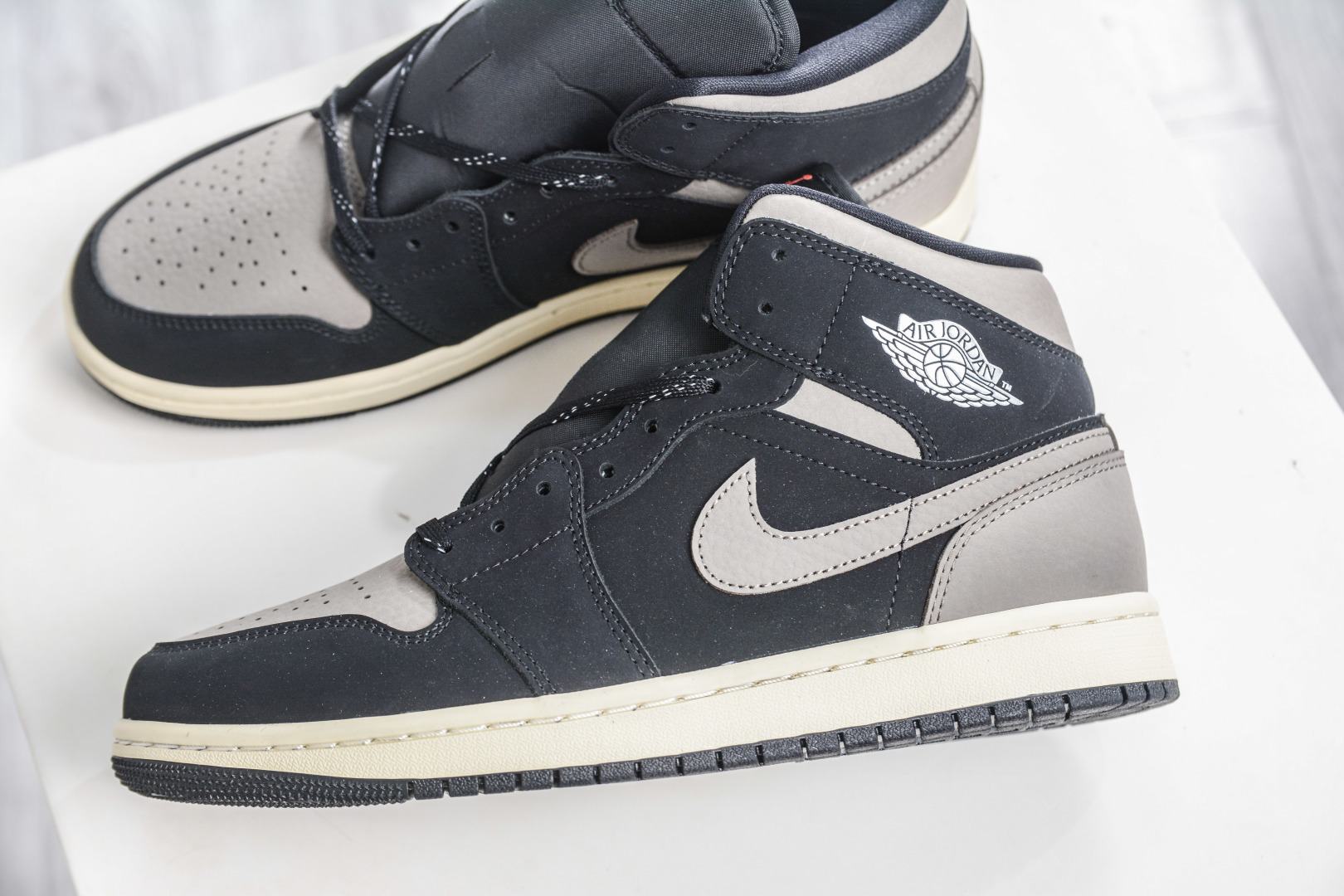 Air Jordan AJ1 Mid 中帮 棕黑 IB7110-002-Top High Quatity Cheap Sneakers Fashion Clothing Clothes Bags handbags Shoes of all Brand wholesale With The best Quality And Beautiful Price from China Factory Chinese suppliers wholesaler seller Air Jordan AJ1 Mid 中帮 棕黑 IB7110-002