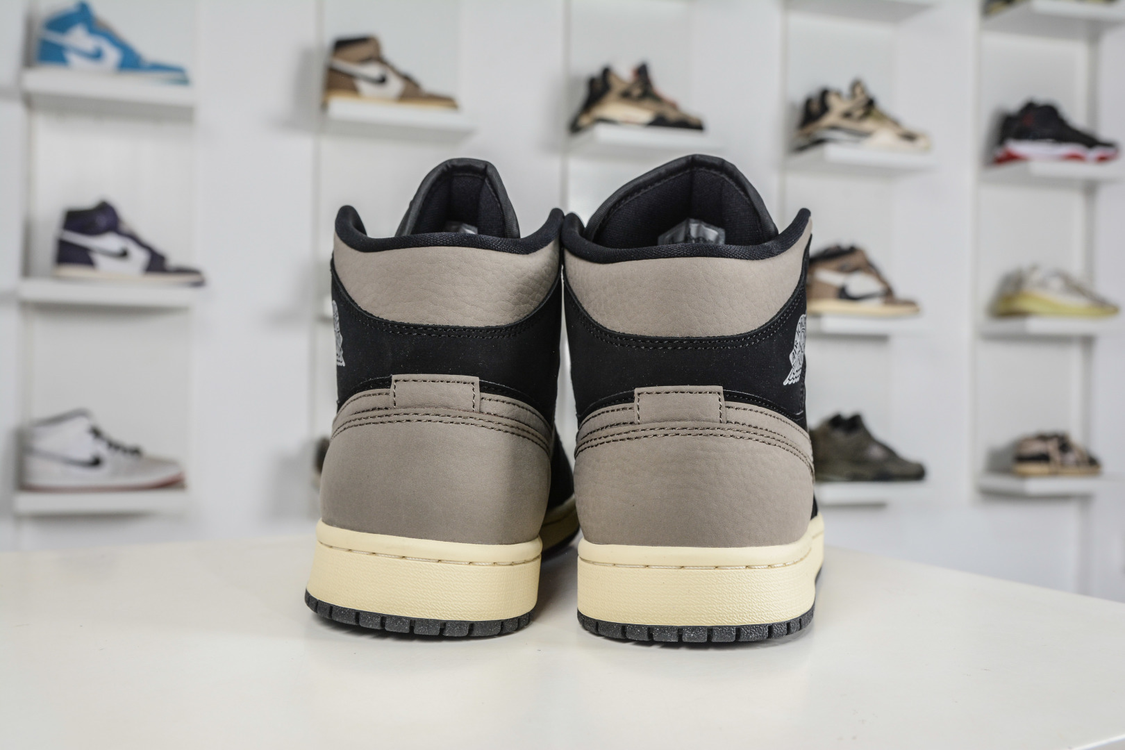 Air Jordan AJ1 Mid 中帮 棕黑 IB7110-002-Top High Quatity Cheap Sneakers Fashion Clothing Clothes Bags handbags Shoes of all Brand wholesale With The best Quality And Beautiful Price from China Factory Chinese suppliers wholesaler seller Air Jordan AJ1 Mid 中帮 棕黑 IB7110-002