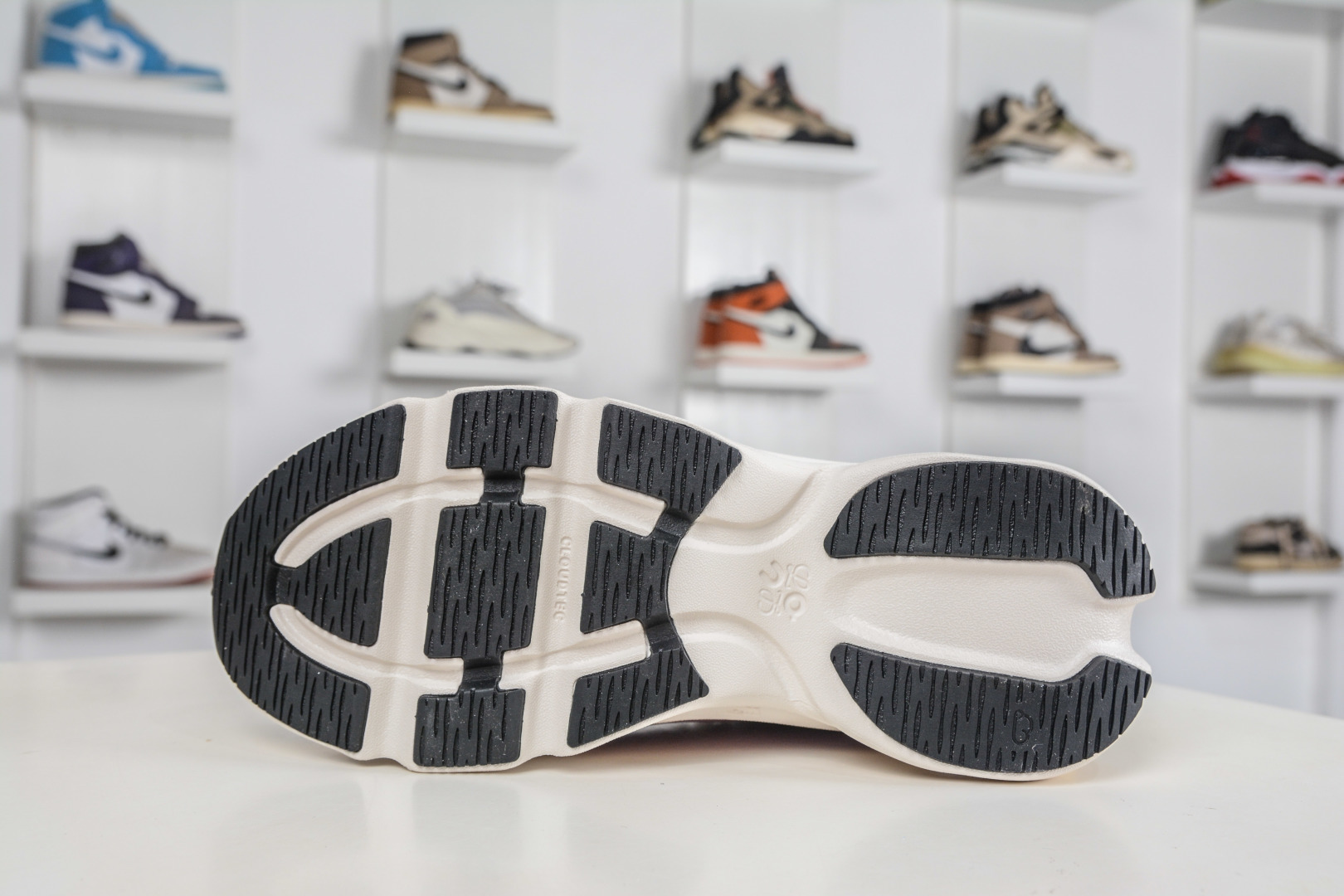 LOEWE罗意威 x ON昂跑 联名款 Cloudsolo 原鞋一致橡胶底 3WF3060-Top High Quatity Cheap Sneakers Fashion Clothing Clothes Bags handbags Shoes of all Brand wholesale With The best Quality And Beautiful Price from China Factory Chinese suppliers wholesaler seller LOEWE罗意威 x ON昂跑 联名款 Cloudsolo 原鞋一致橡胶底 3WF3060