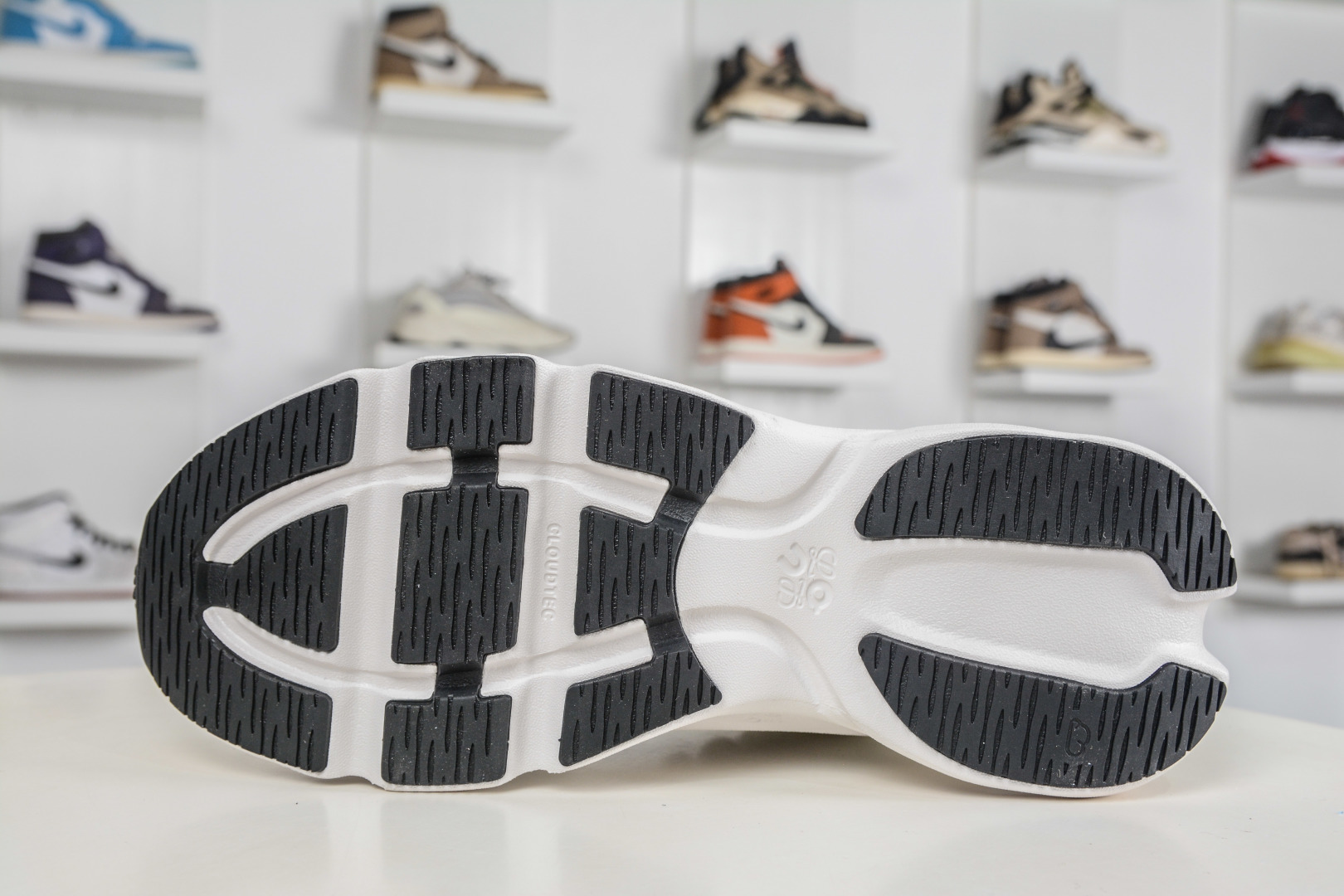 LOEWE罗意威 x ON昂跑 联名款 Cloudsolo 原鞋一致橡胶底 3MF3066-Top High Quatity Cheap Sneakers Fashion Clothing Clothes Bags handbags Shoes of all Brand wholesale With The best Quality And Beautiful Price from China Factory Chinese suppliers wholesaler seller LOEWE罗意威 x ON昂跑 联名款 Cloudsolo 原鞋一致橡胶底 3MF3066
