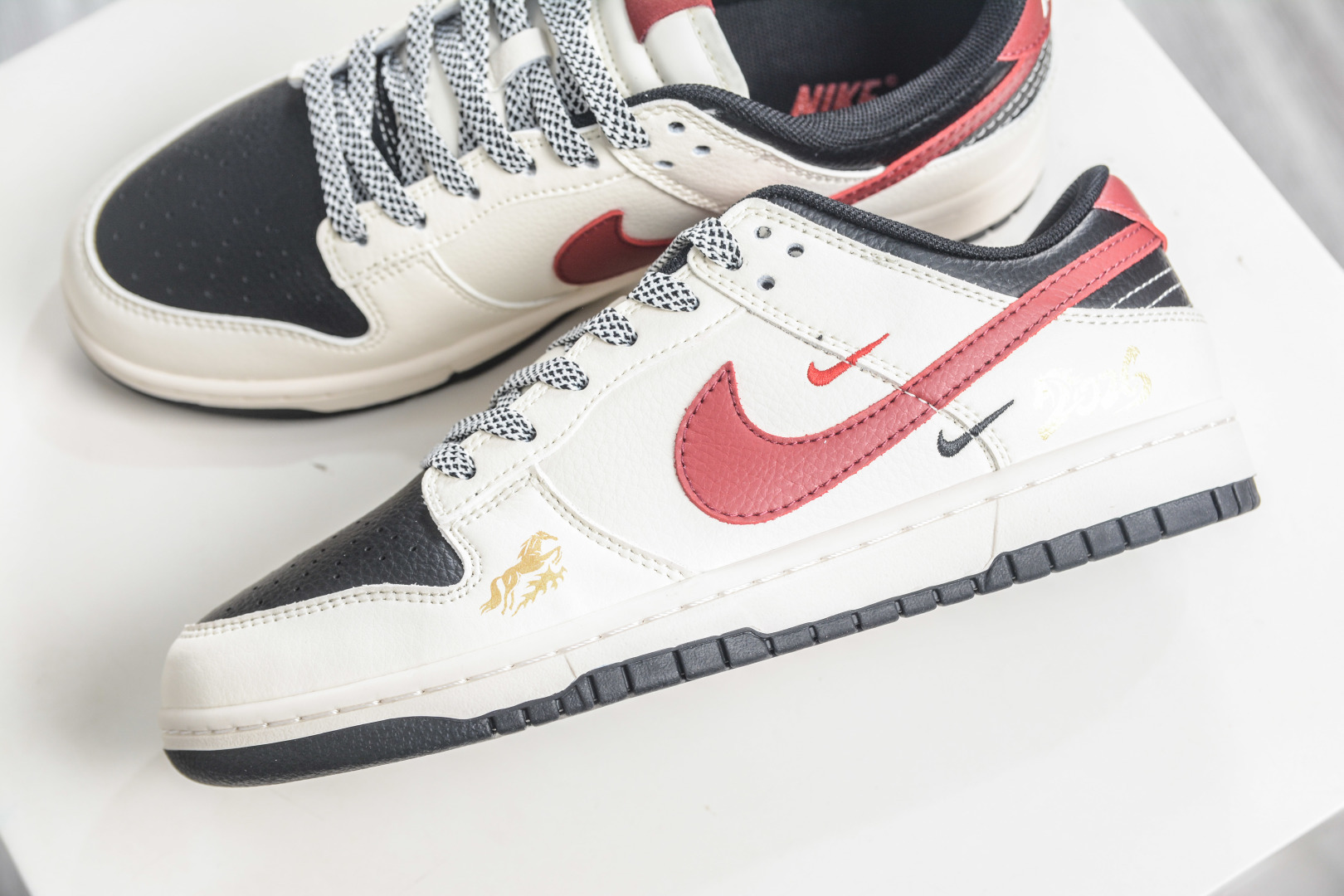 270 Nike SB Dunk Low 马年限定联名-白黑红三钩 MY9969-905-Chinese UA Cheap High Quatity Brand Clothes Bags handbags Sneakers wholesale wholesaler seller from China Factory suppliers Fashion Clothing Shoes best Quality Beautiful Price 270 Nike SB Dunk Low 马年限定联名-白黑红三钩 MY9969-905