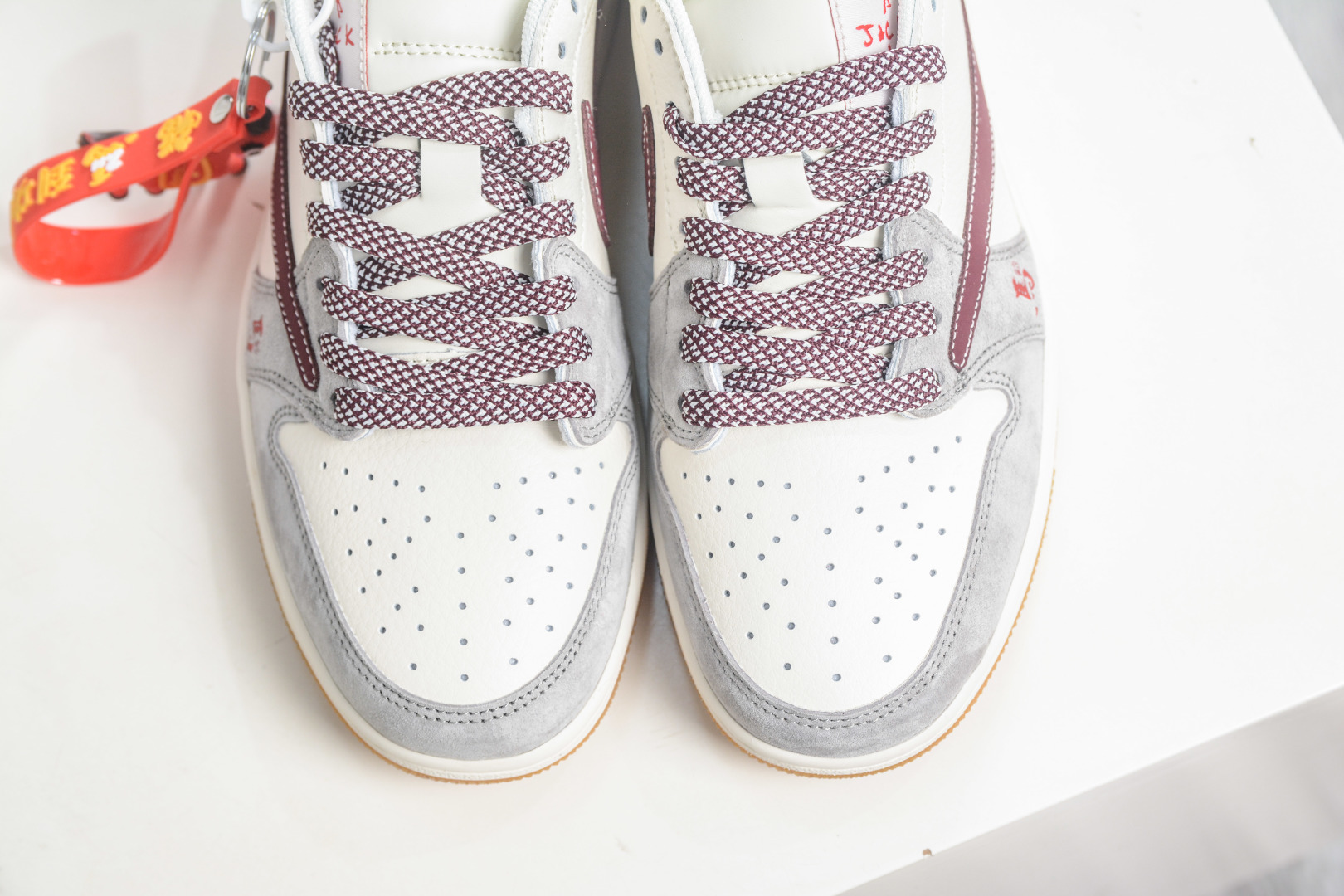 270 TS x Air Jordan AJ1 Low 倒钩低帮马年限定-白灰酒红 MY9969-802-Chinese UA Cheap High Quatity Brand Clothes Bags handbags Sneakers wholesale wholesaler seller from China Factory suppliers Fashion Clothing Shoes best Quality Beautiful Price 270 TS x Air Jordan AJ1 Low 倒钩低帮马年限定-白灰酒红 MY9969-802