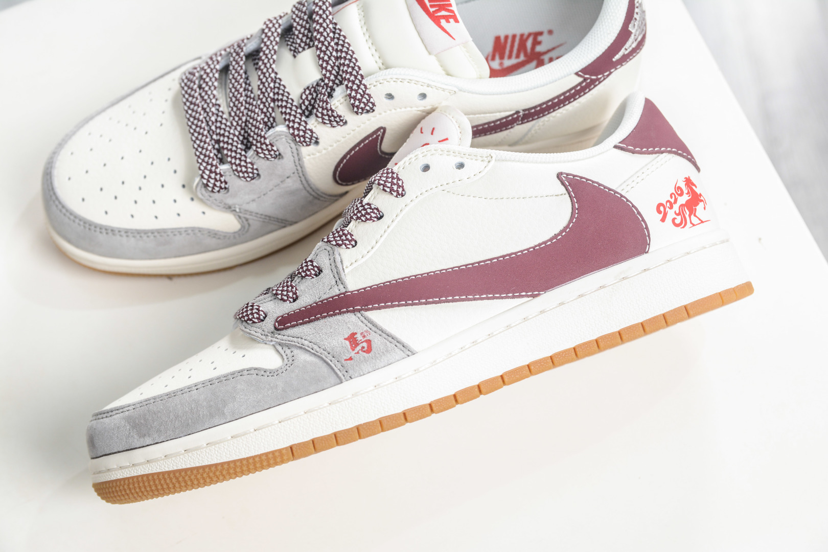 270 TS x Air Jordan AJ1 Low 倒钩低帮马年限定-白灰酒红 MY9969-802-Chinese UA Cheap High Quatity Brand Clothes Bags handbags Sneakers wholesale wholesaler seller from China Factory suppliers Fashion Clothing Shoes best Quality Beautiful Price 270 TS x Air Jordan AJ1 Low 倒钩低帮马年限定-白灰酒红 MY9969-802