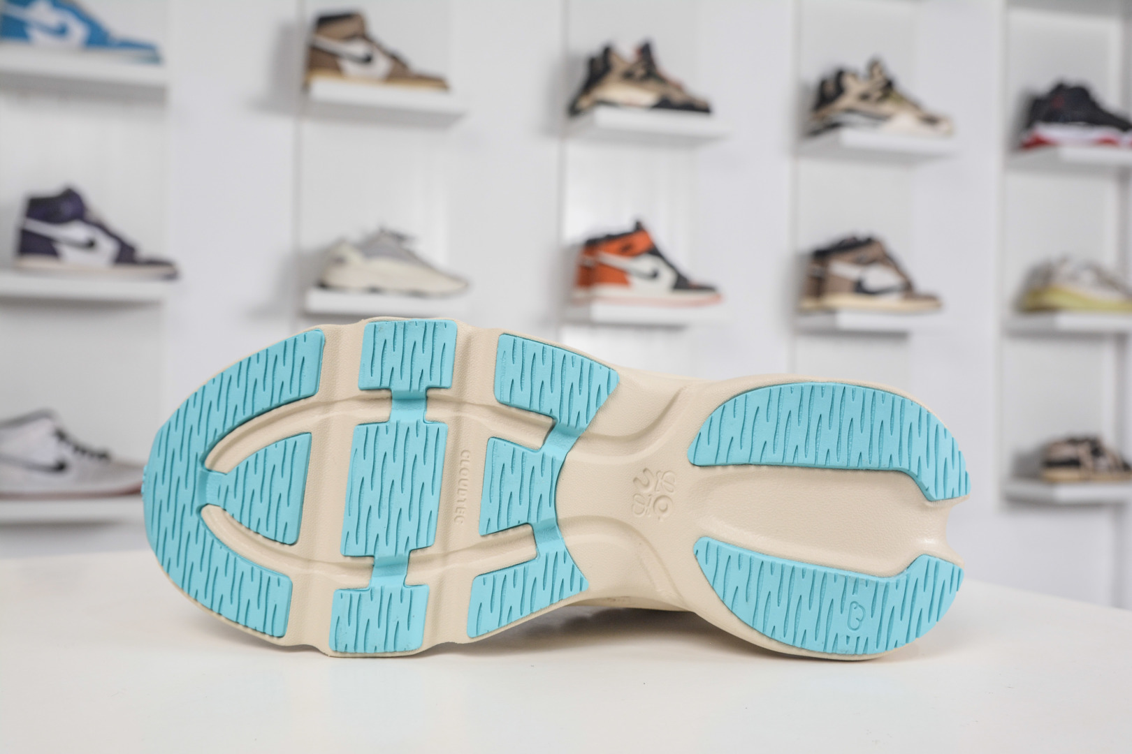 LOEWE罗意威 x ON昂跑 联名款 Cloudsolo 原鞋一致橡胶底 3WF3060-Top High Quatity Cheap Sneakers Fashion Clothing Clothes Bags handbags Shoes of all Brand wholesale With The best Quality And Beautiful Price from China Factory Chinese suppliers wholesaler seller LOEWE罗意威 x ON昂跑 联名款 Cloudsolo 原鞋一致橡胶底 3WF3060