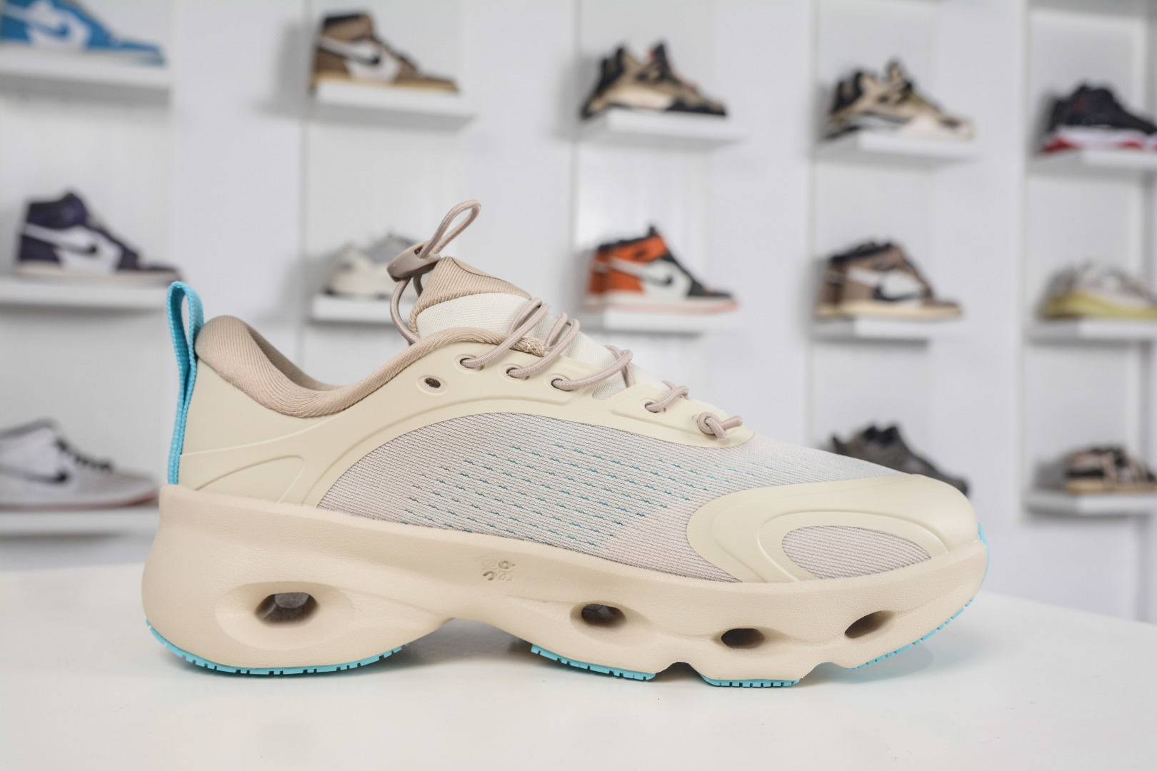 LOEWE罗意威 x ON昂跑 联名款 Cloudsolo 原鞋一致橡胶底 3WF3060-Top High Quatity Cheap Sneakers Fashion Clothing Clothes Bags handbags Shoes of all Brand wholesale With The best Quality And Beautiful Price from China Factory Chinese suppliers wholesaler seller LOEWE罗意威 x ON昂跑 联名款 Cloudsolo 原鞋一致橡胶底 3WF3060