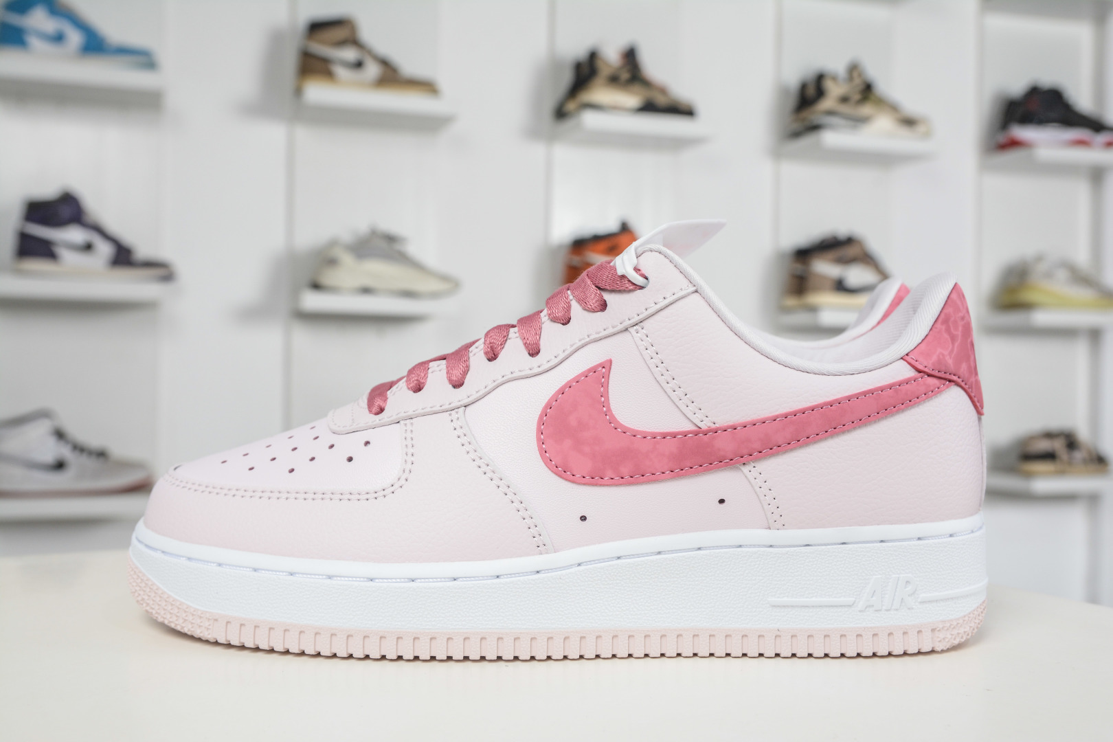 NK Air Force 1 '07 Low IO8755 600
Taglia 36 36.5 37.5 38 38.5 39 40 40.5 41 42 42.5 43 44 44.5 45