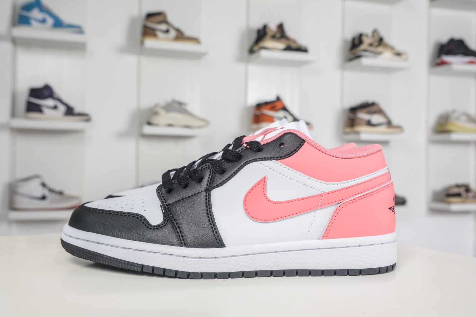 Air Jordan 1 Low AJ1 : 553560 025
Taglia 36 36.5 37.5 38 38.5 39 40