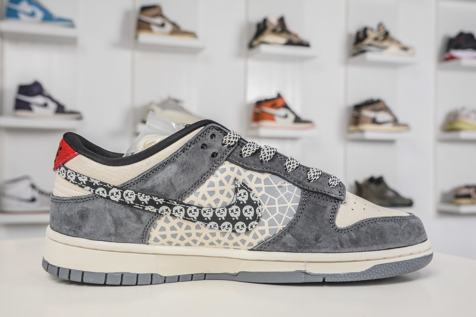 270 Nike SB Dunk Low X Stussy 斯图西联名—灰白黑小勾 TX1688-008-Chinese UA Cheap High Quatity Brand Clothes Bags handbags Sneakers wholesale wholesaler seller from China Factory suppliers Fashion Clothing Shoes best Quality Beautiful Price 270 Nike SB Dunk Low X Stussy 斯图西联名—灰白黑小勾 TX1688-008