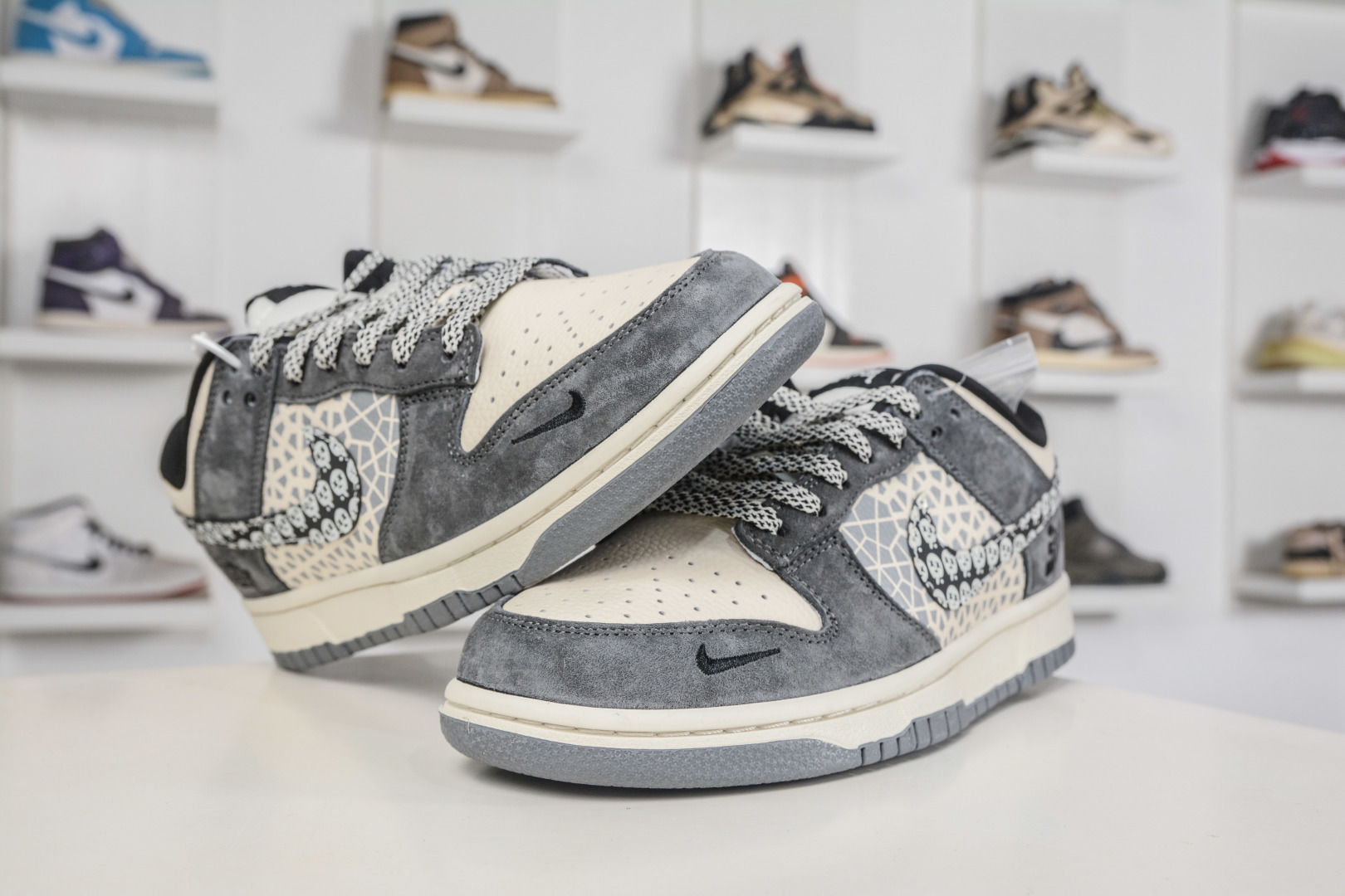 270 Nike SB Dunk Low X Stussy 斯图西联名—灰白黑小勾 TX1688-008-Chinese UA Cheap High Quatity Brand Clothes Bags handbags Sneakers wholesale wholesaler seller from China Factory suppliers Fashion Clothing Shoes best Quality Beautiful Price 270 Nike SB Dunk Low X Stussy 斯图西联名—灰白黑小勾 TX1688-008