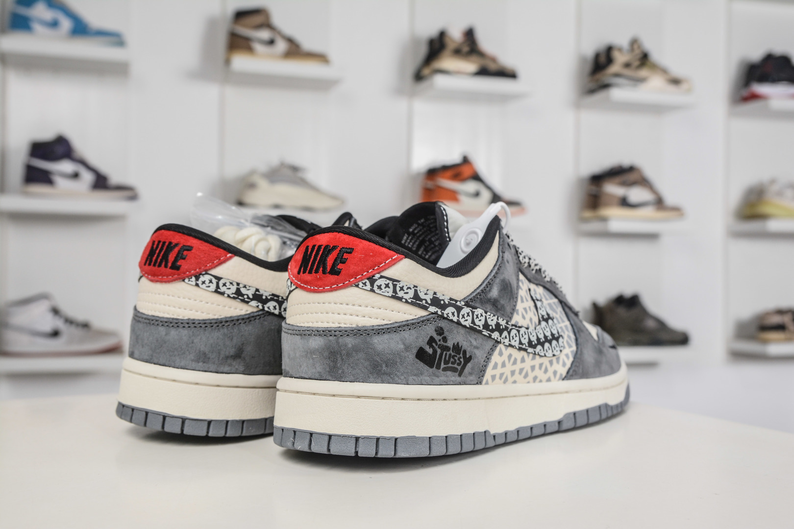 270 Nike SB Dunk Low X Stussy 斯图西联名—灰白黑小勾 TX1688-008-Chinese UA Cheap High Quatity Brand Clothes Bags handbags Sneakers wholesale wholesaler seller from China Factory suppliers Fashion Clothing Shoes best Quality Beautiful Price 270 Nike SB Dunk Low X Stussy 斯图西联名—灰白黑小勾 TX1688-008