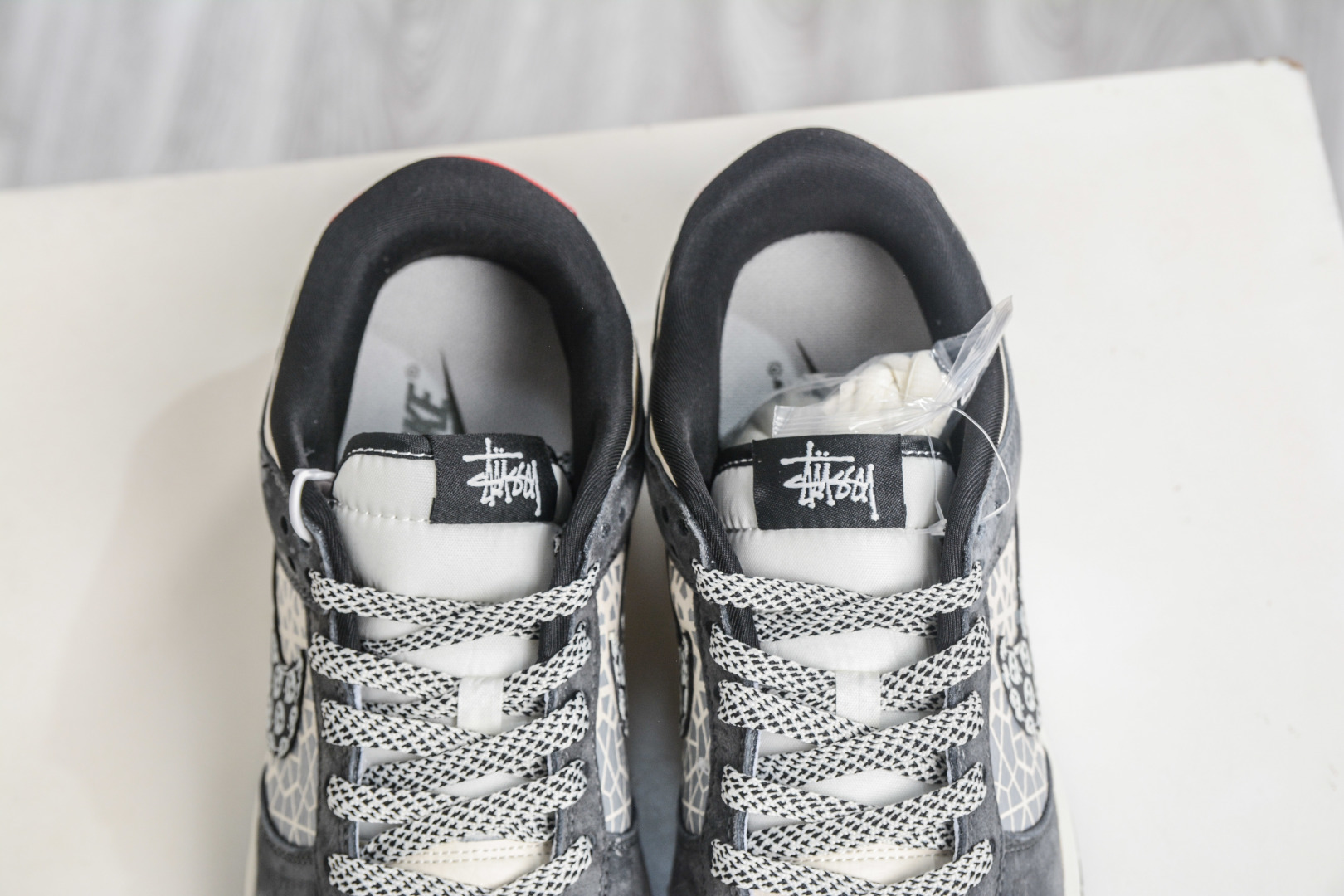 270 Nike SB Dunk Low X Stussy 斯图西联名—灰白黑小勾 TX1688-008-Chinese UA Cheap High Quatity Brand Clothes Bags handbags Sneakers wholesale wholesaler seller from China Factory suppliers Fashion Clothing Shoes best Quality Beautiful Price 270 Nike SB Dunk Low X Stussy 斯图西联名—灰白黑小勾 TX1688-008