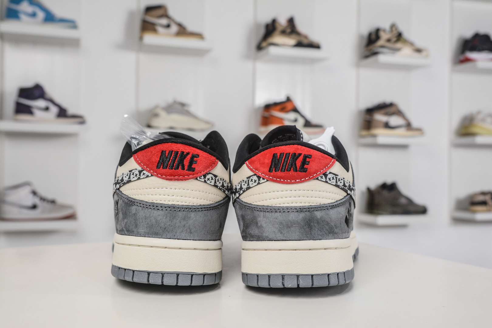 270 Nike SB Dunk Low X Stussy 斯图西联名—灰白黑小勾 TX1688-008-Chinese UA Cheap High Quatity Brand Clothes Bags handbags Sneakers wholesale wholesaler seller from China Factory suppliers Fashion Clothing Shoes best Quality Beautiful Price 270 Nike SB Dunk Low X Stussy 斯图西联名—灰白黑小勾 TX1688-008
