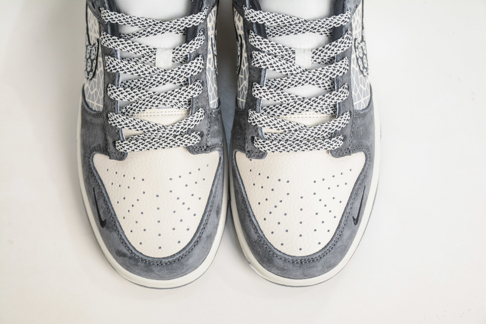 270 Nike SB Dunk Low X Stussy 斯图西联名—灰白黑小勾 TX1688-008-Chinese UA Cheap High Quatity Brand Clothes Bags handbags Sneakers wholesale wholesaler seller from China Factory suppliers Fashion Clothing Shoes best Quality Beautiful Price 270 Nike SB Dunk Low X Stussy 斯图西联名—灰白黑小勾 TX1688-008