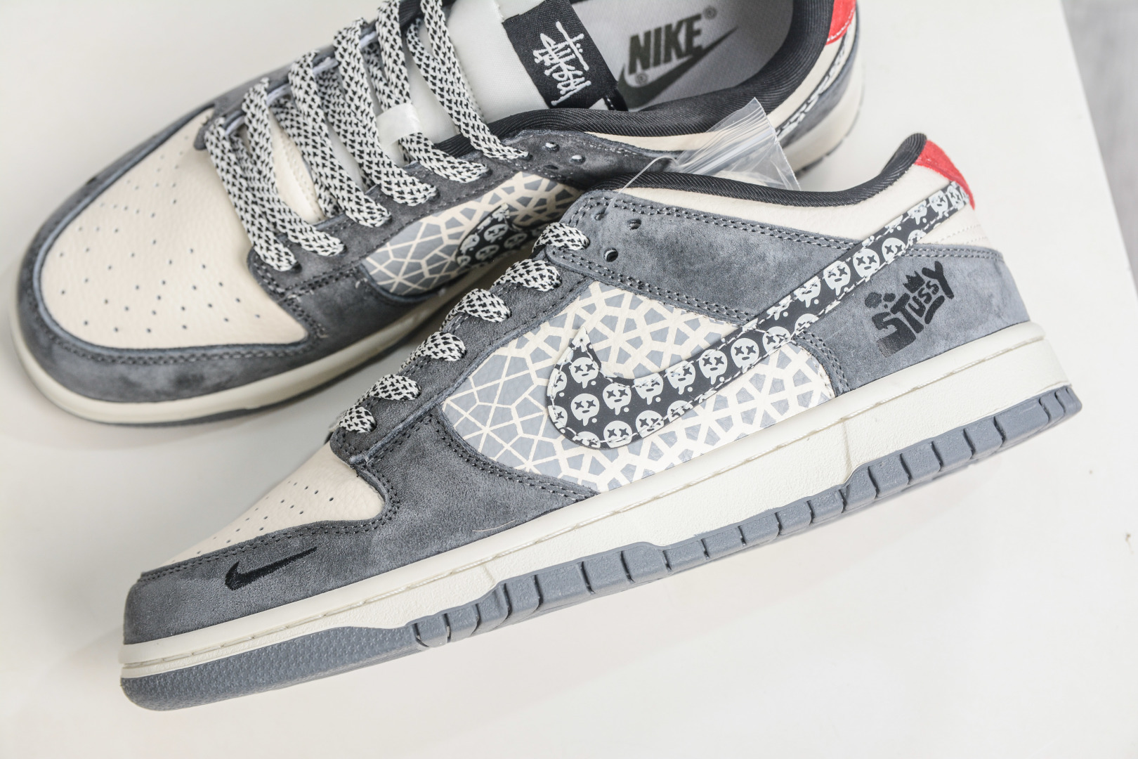 270 Nike SB Dunk Low X Stussy 斯图西联名—灰白黑小勾 TX1688-008-Chinese UA Cheap High Quatity Brand Clothes Bags handbags Sneakers wholesale wholesaler seller from China Factory suppliers Fashion Clothing Shoes best Quality Beautiful Price 270 Nike SB Dunk Low X Stussy 斯图西联名—灰白黑小勾 TX1688-008