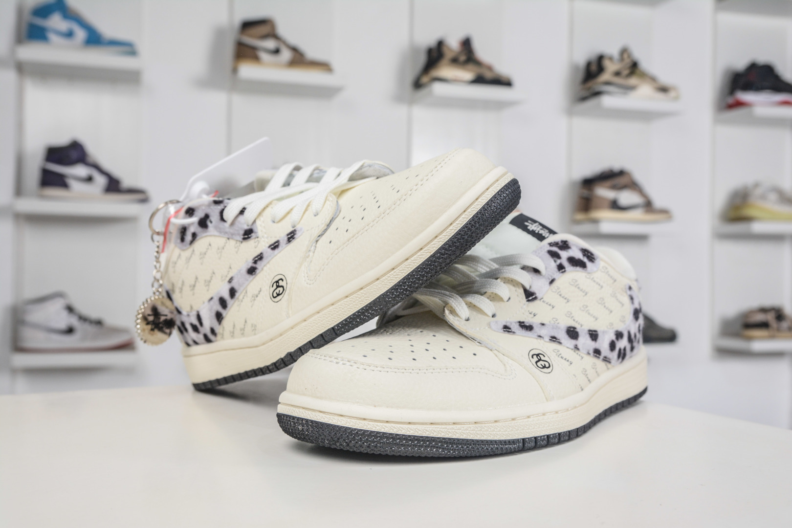 270 TS x Air Jordan x Stussy AJ1 Low 倒钩低帮联名斯图西-白灰黑豹纹 XJ0979-001