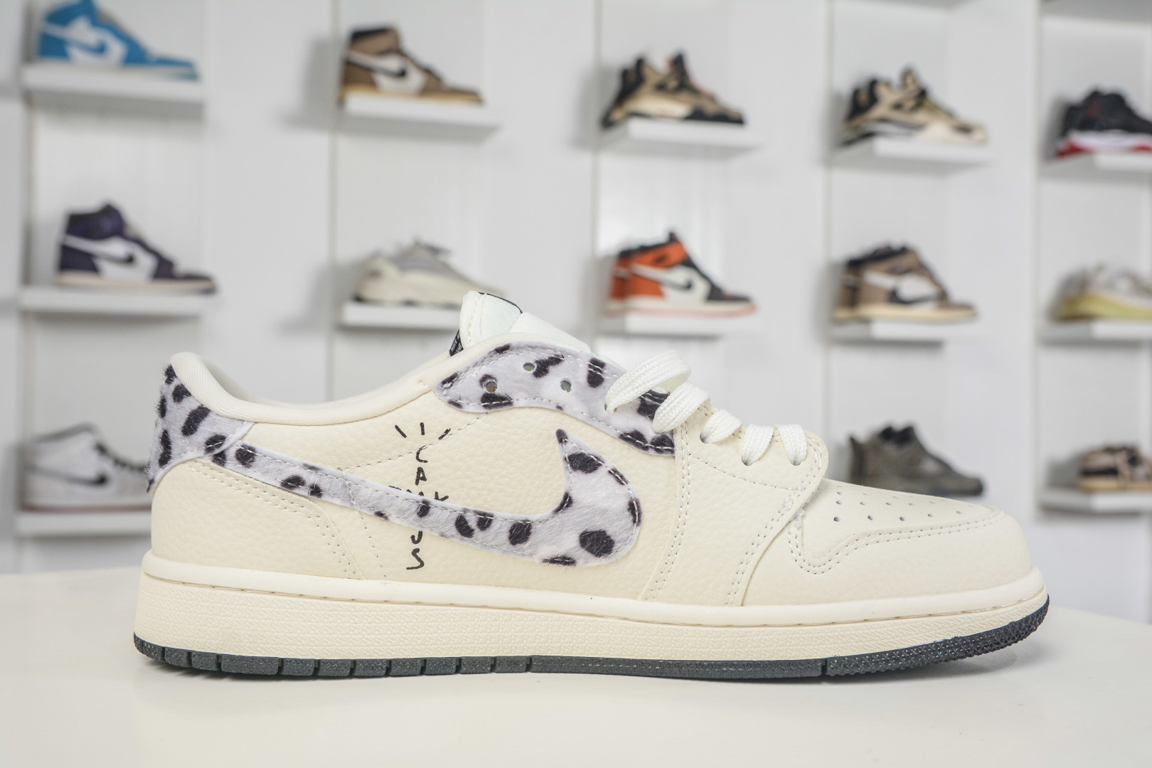 270 TS x Air Jordan x Stussy AJ1 Low 倒钩低帮联名斯图西-白灰黑豹纹 XJ0979-001